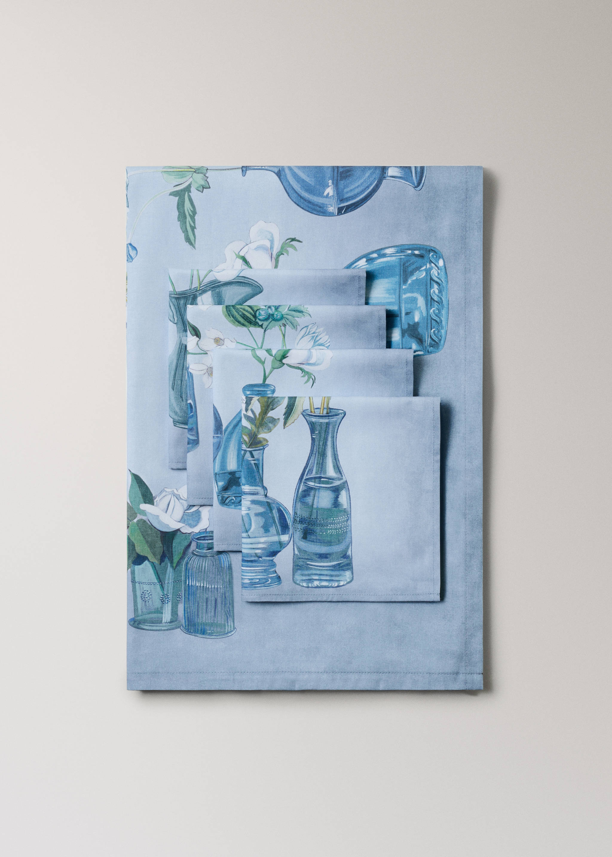 Round tablecloth with spring flower vases - Details of the article 3