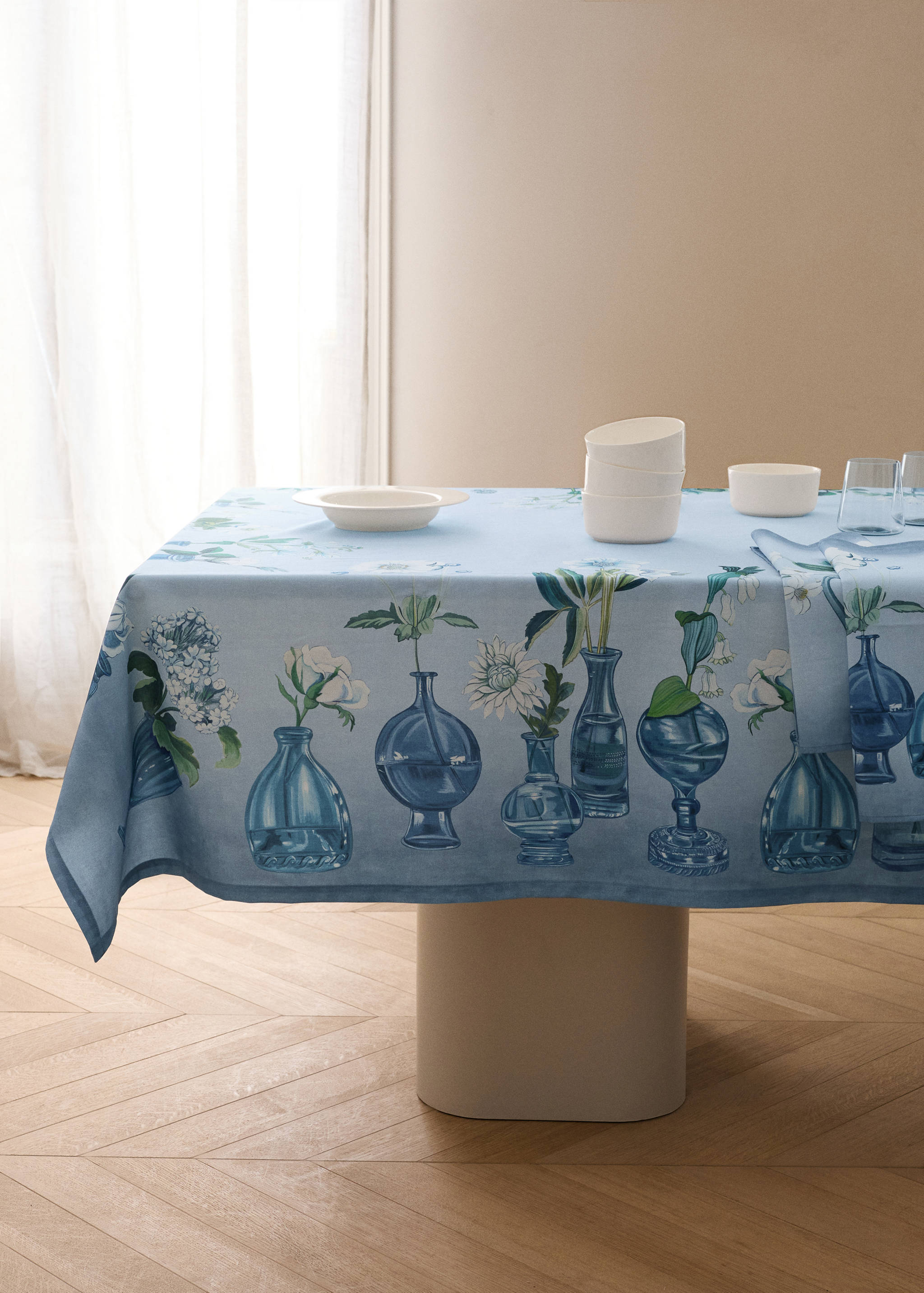 Tablecloth with vases and spring flowers for 6 to 8 diners - General plane