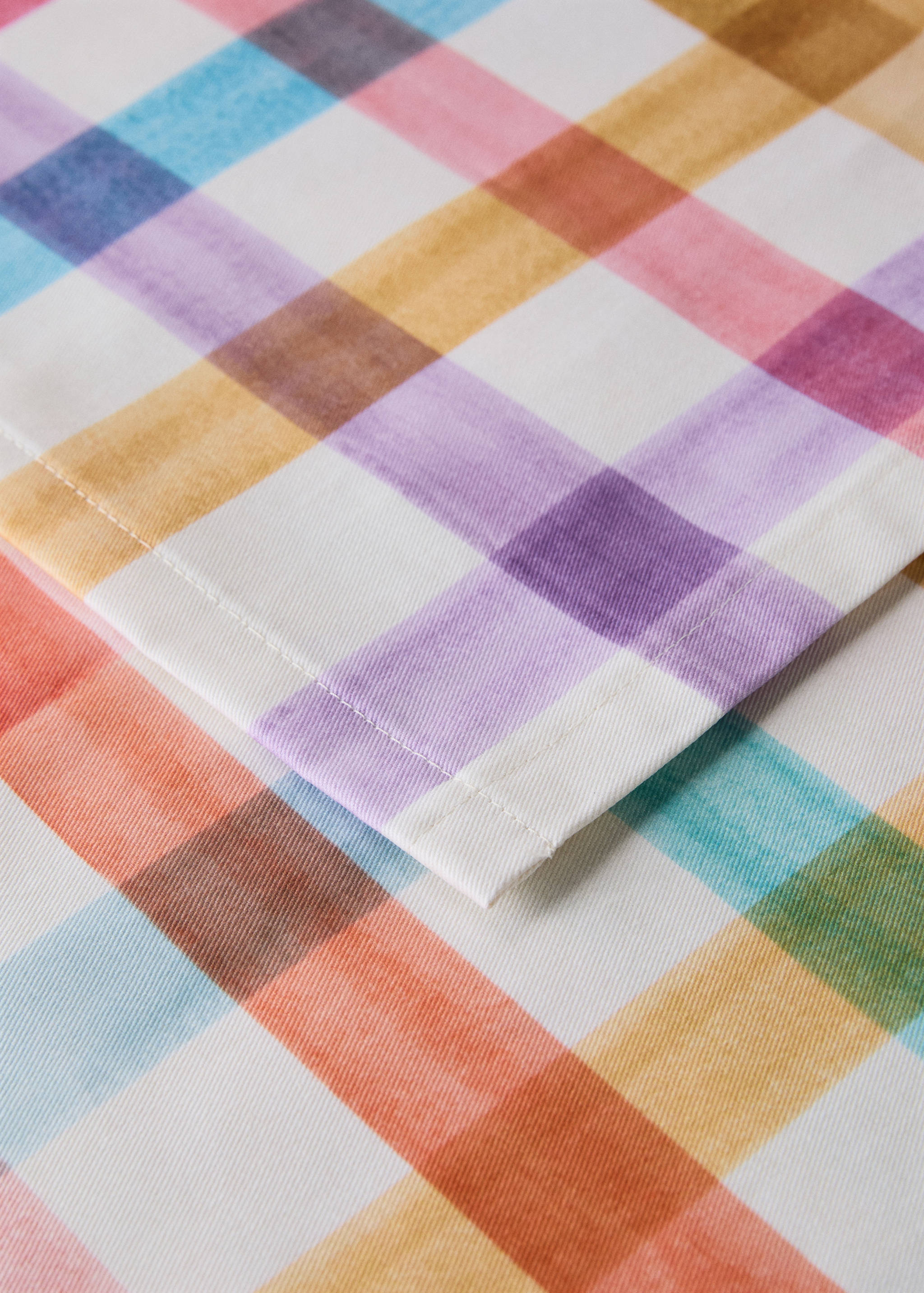 Resin-coated round tablecloth with brushstroke stripe effect - Details of the article 1