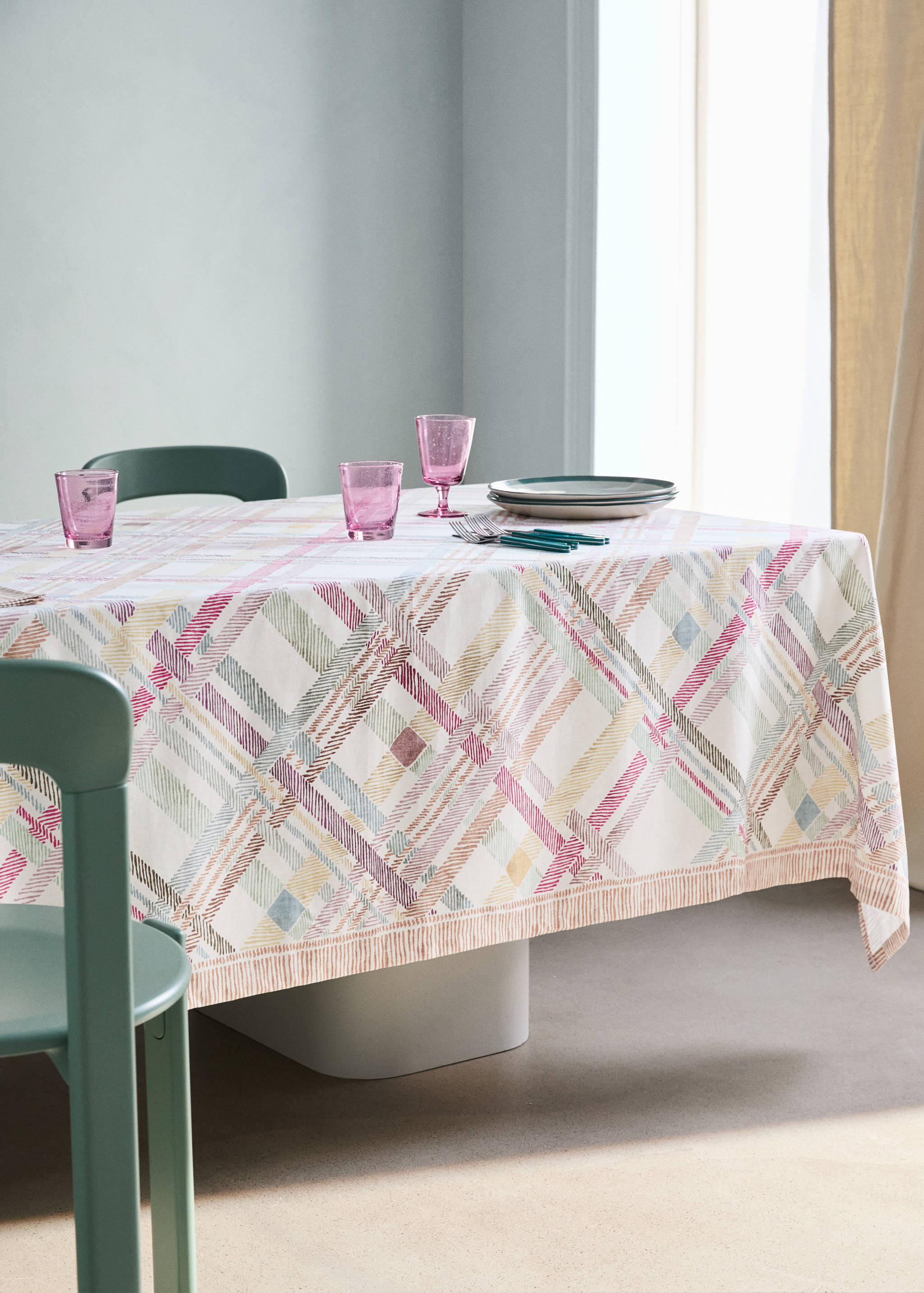 Multicoloured printed cotton tablecloth for 2 to 4 people - General plane