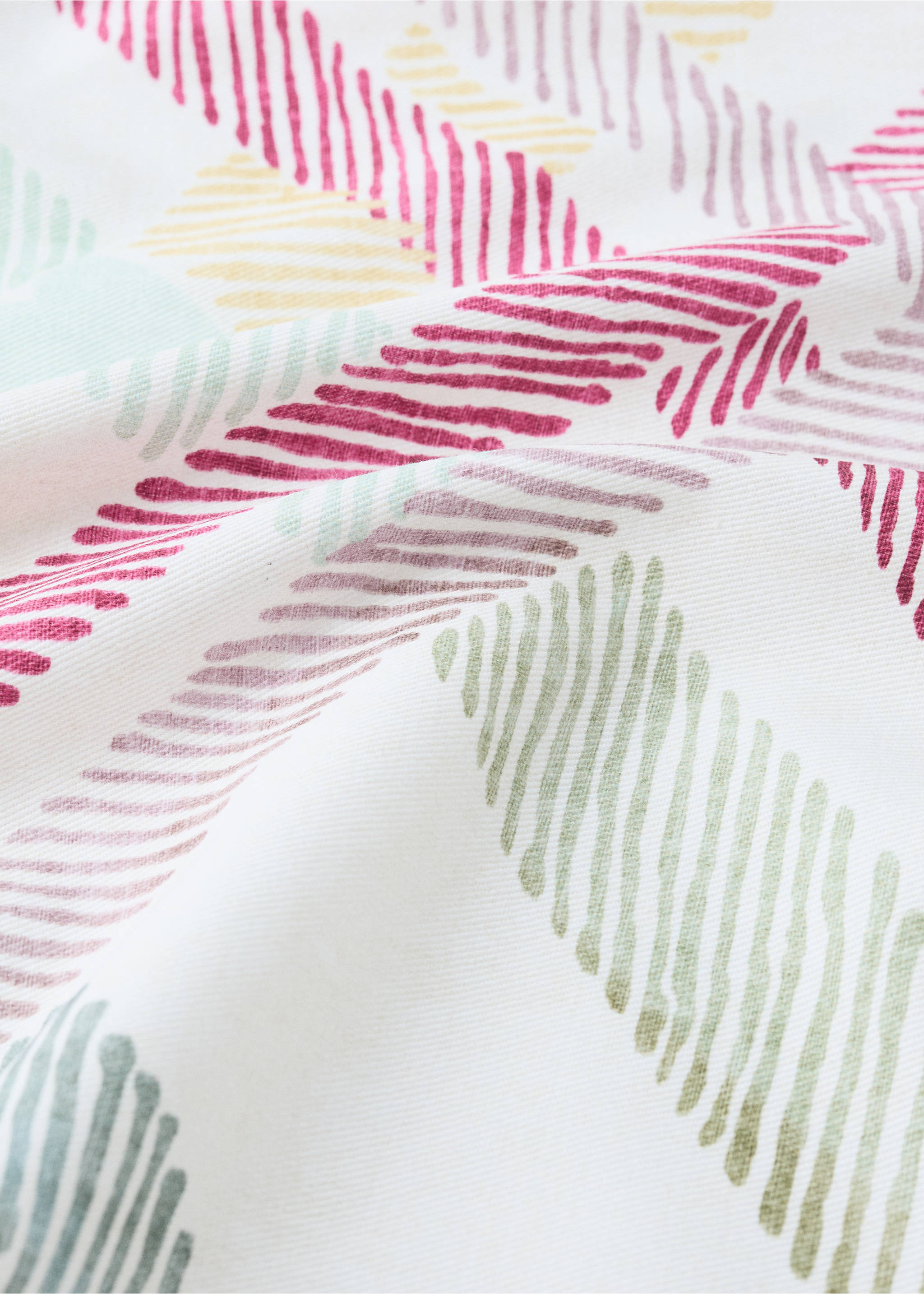 Multicoloured checked cotton tablecloth for 2 to 4 diners - Details of the article 1, Lilac. Ref: 27011563-00.