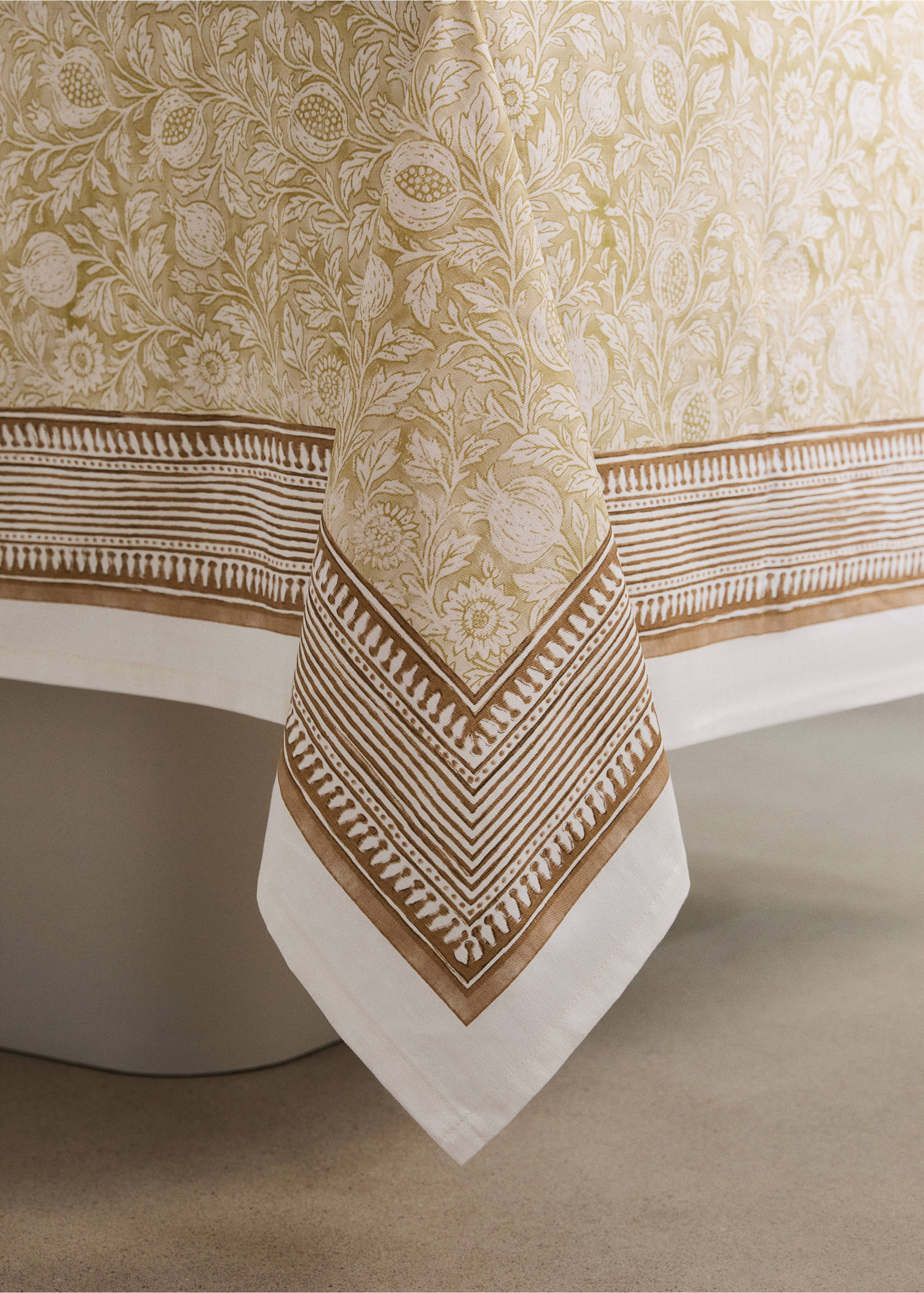 Block print style cotton tablecloth for 8 to 10 guests - Details of the article 8, Yellow. Ref: 27011564-00.