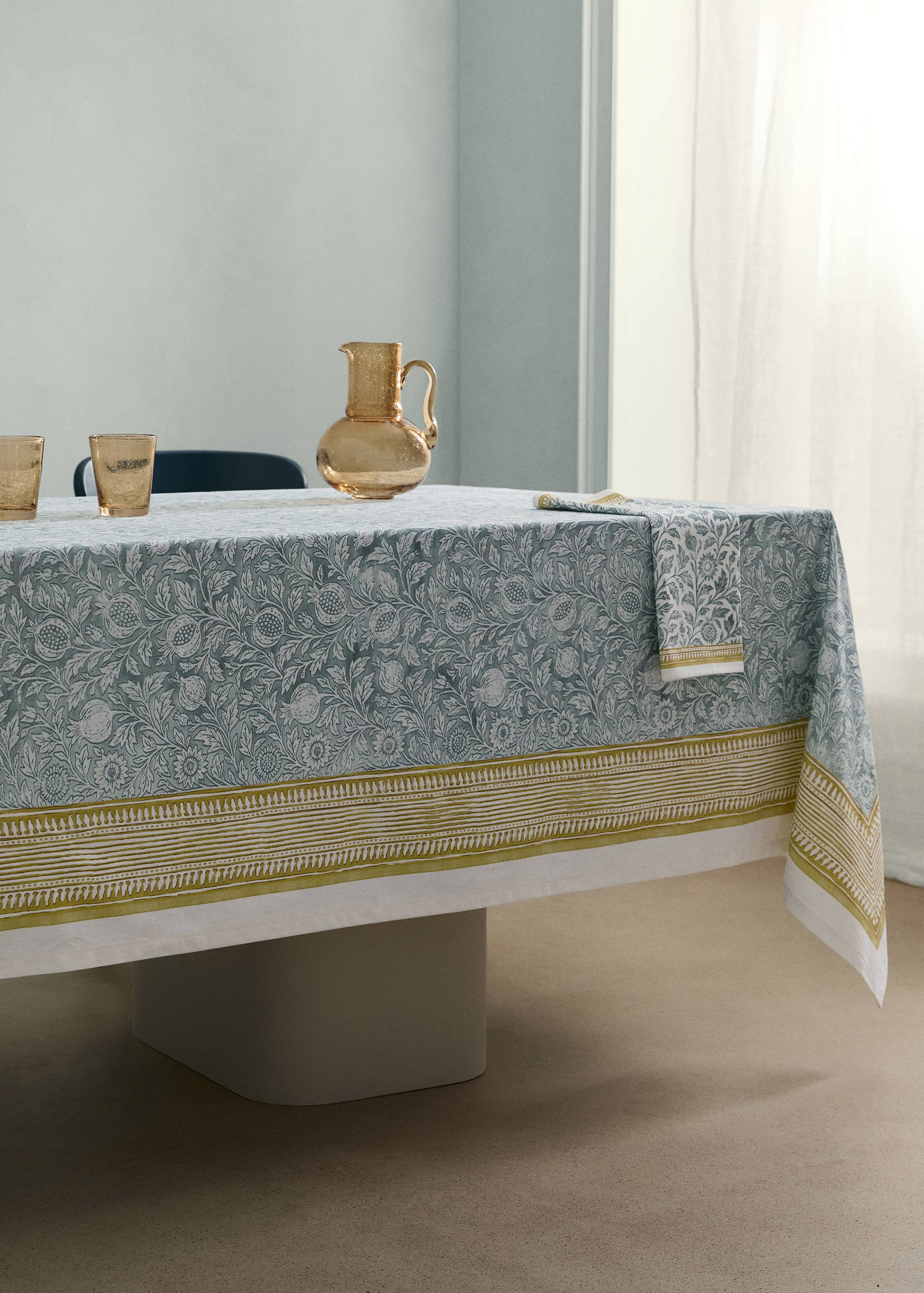 Block print style cotton tablecloth for 6 to 8 guests - General plane