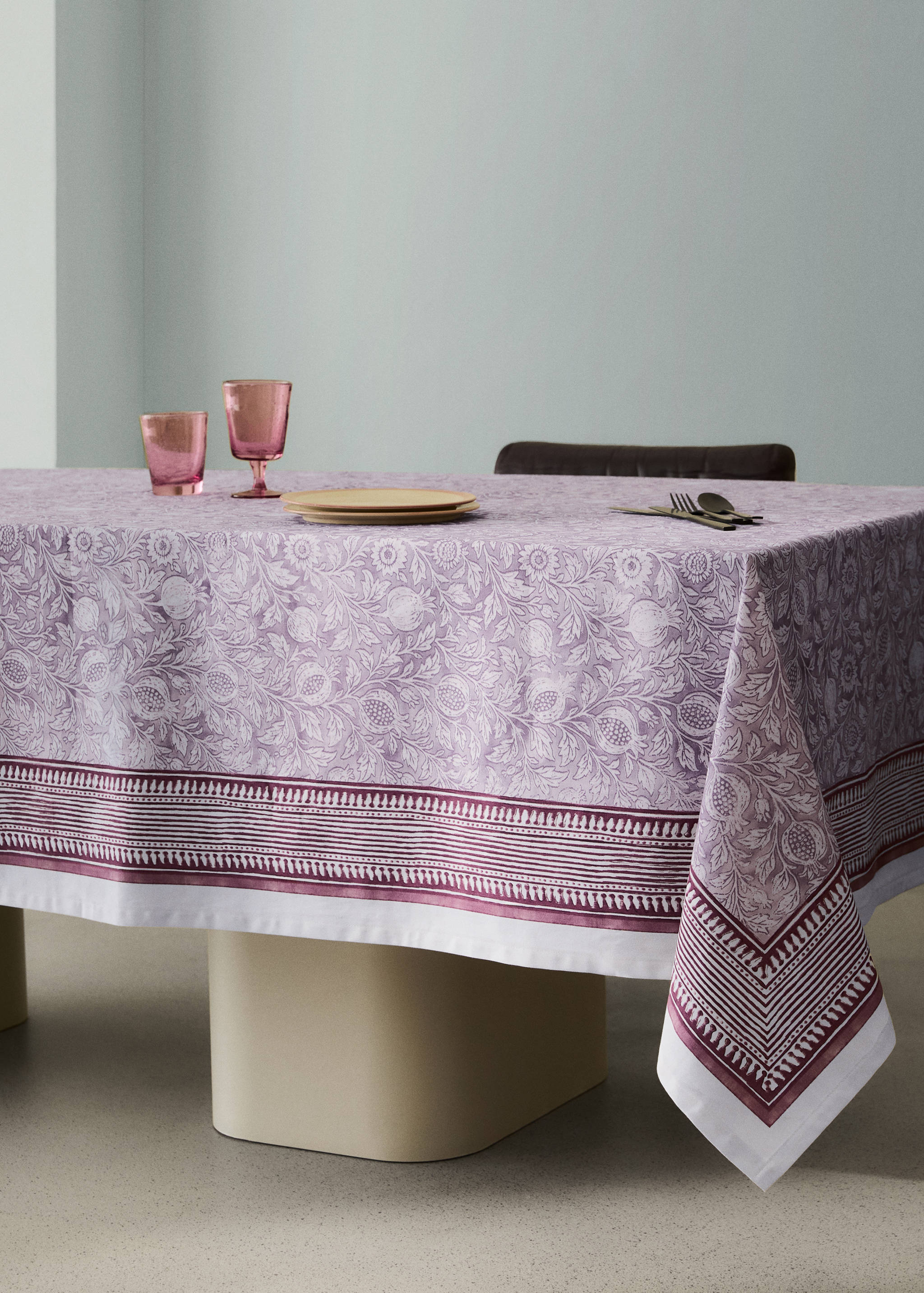 Block print style cotton tablecloth for 6 to 8 guests - General plane