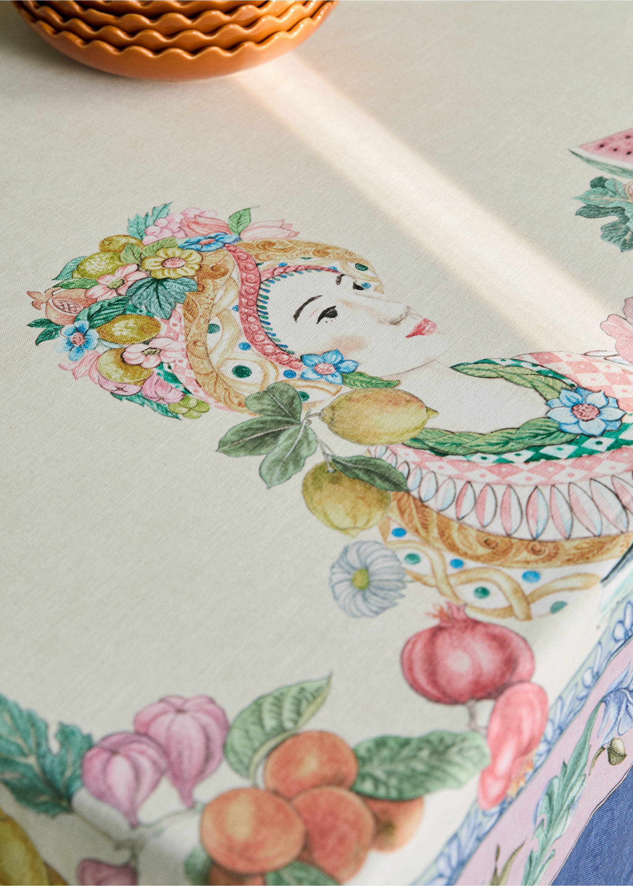 Fruit print cotton-linen tablecloth for 8 to 10 guests - Details of the article 8, Ecru. Ref: 27011567-00.