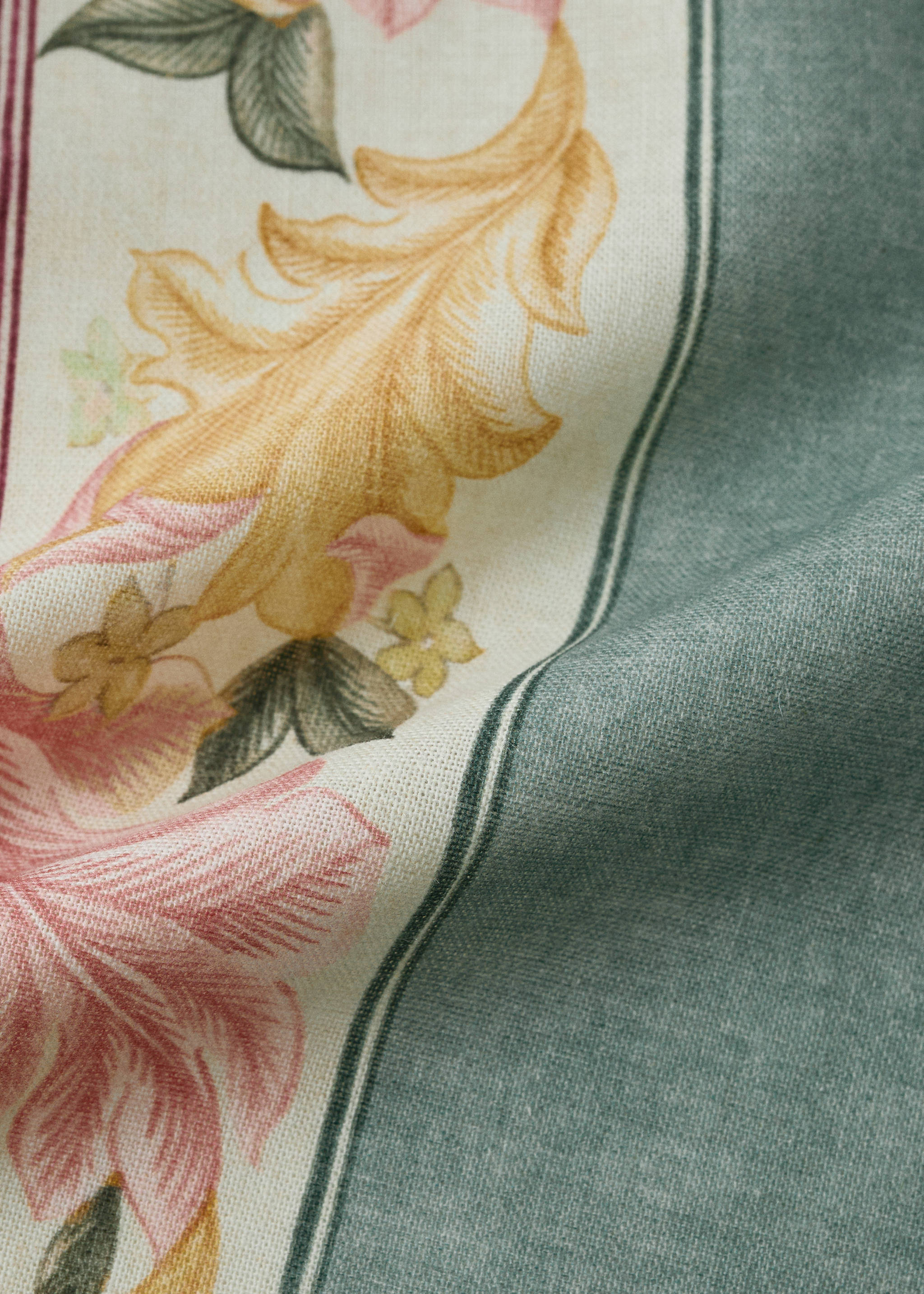 Fruit print cotton linen tablecloth for 6 to 8 people - Details of the article 1