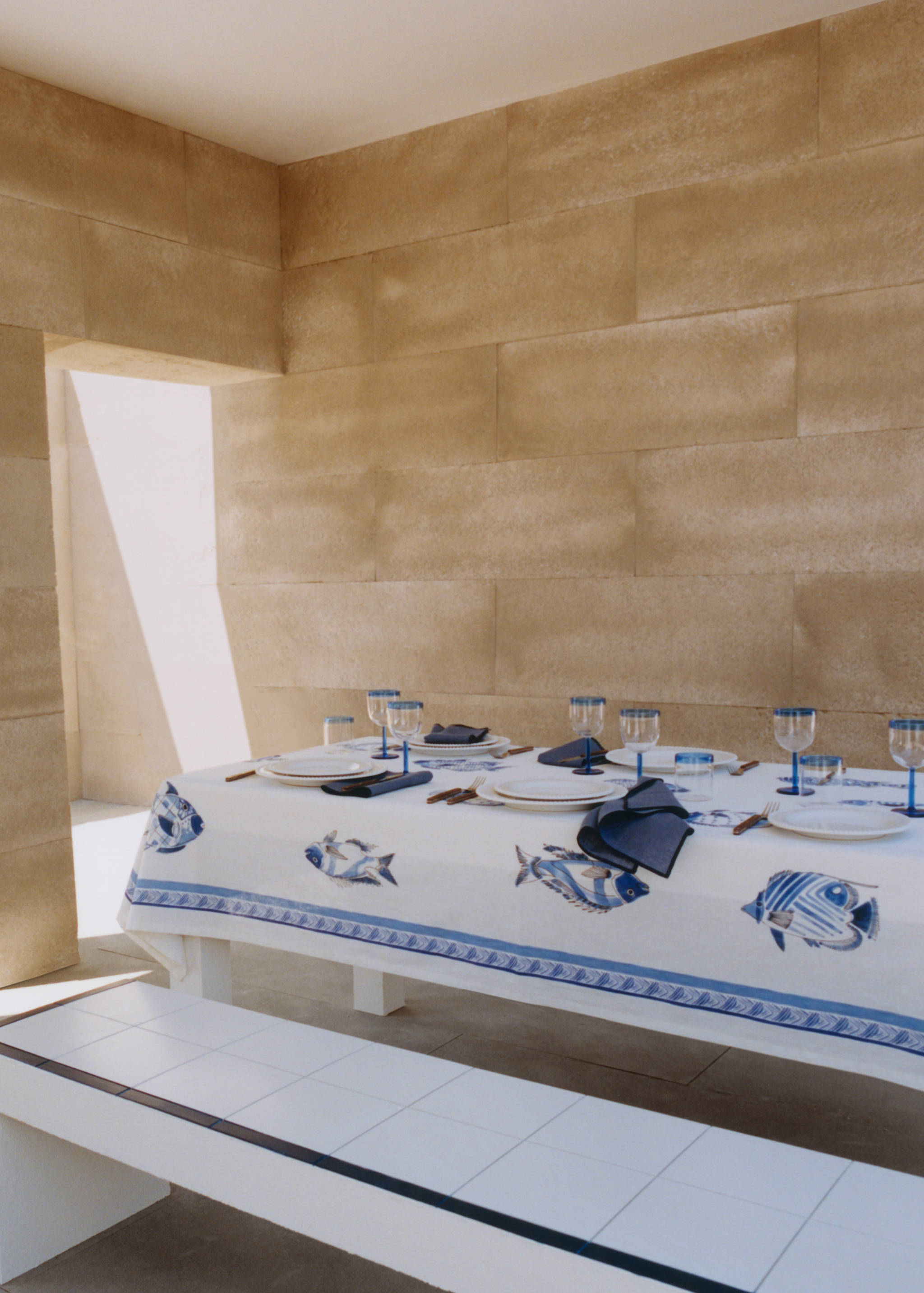 Cotton linen tablecloth with fish motifs for 6 to 8 guests - Details of the article 5