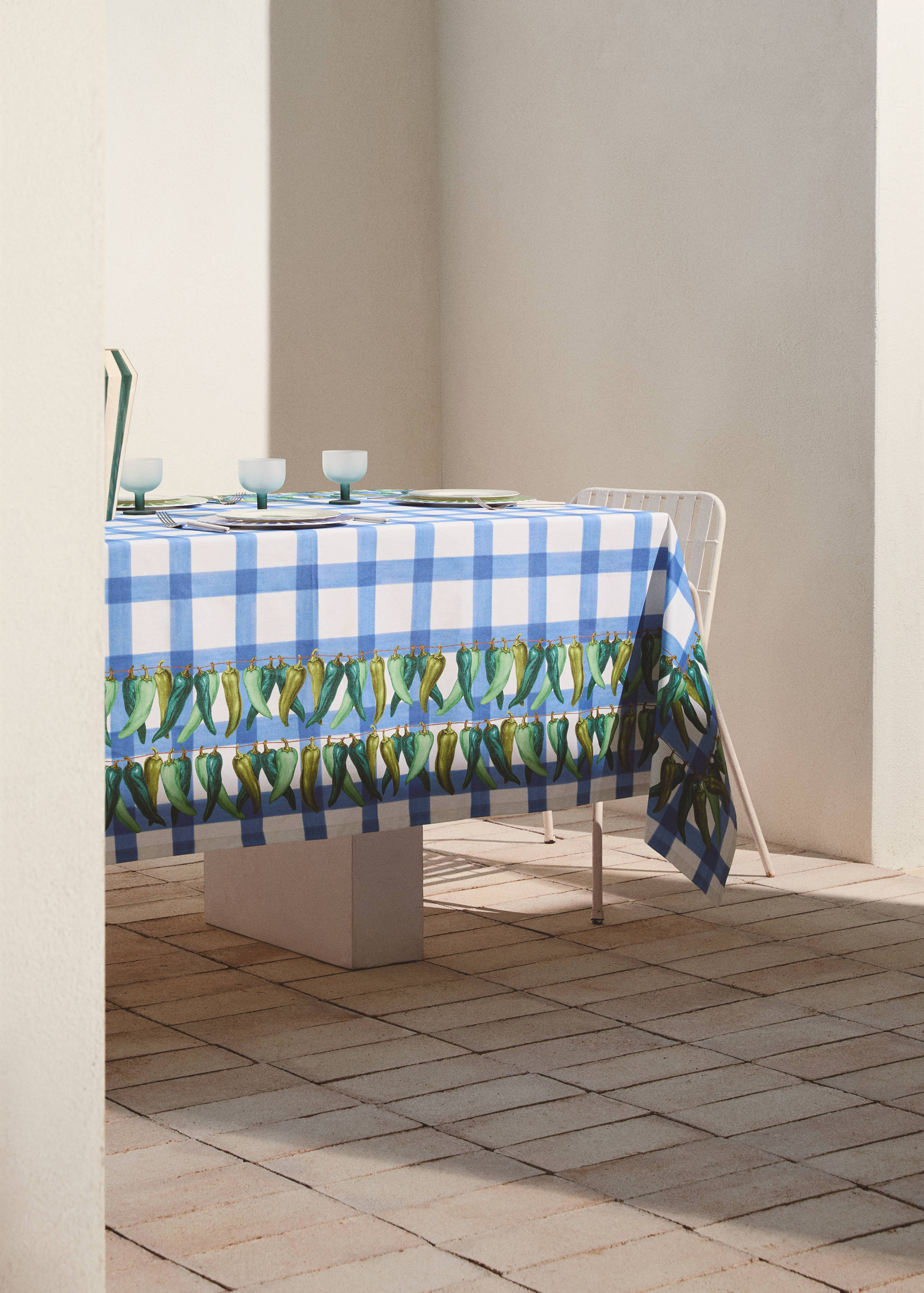 100% cotton resin-coated tablecloth with coloured peppers for 2 to 4 people - General plane