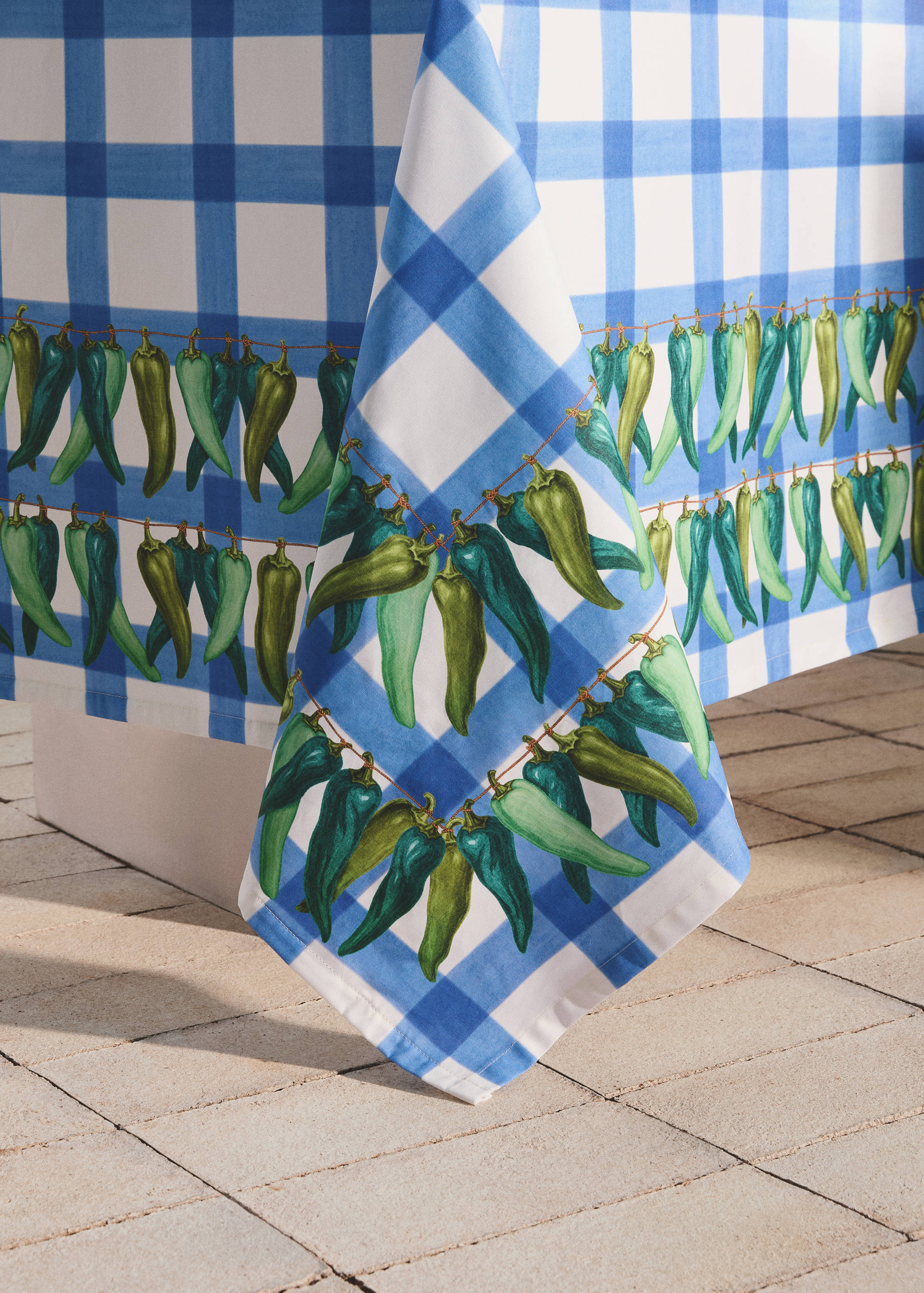100% cotton resin-coated tablecloth with coloured peppers for 2 to 4 people - Details of the article 8