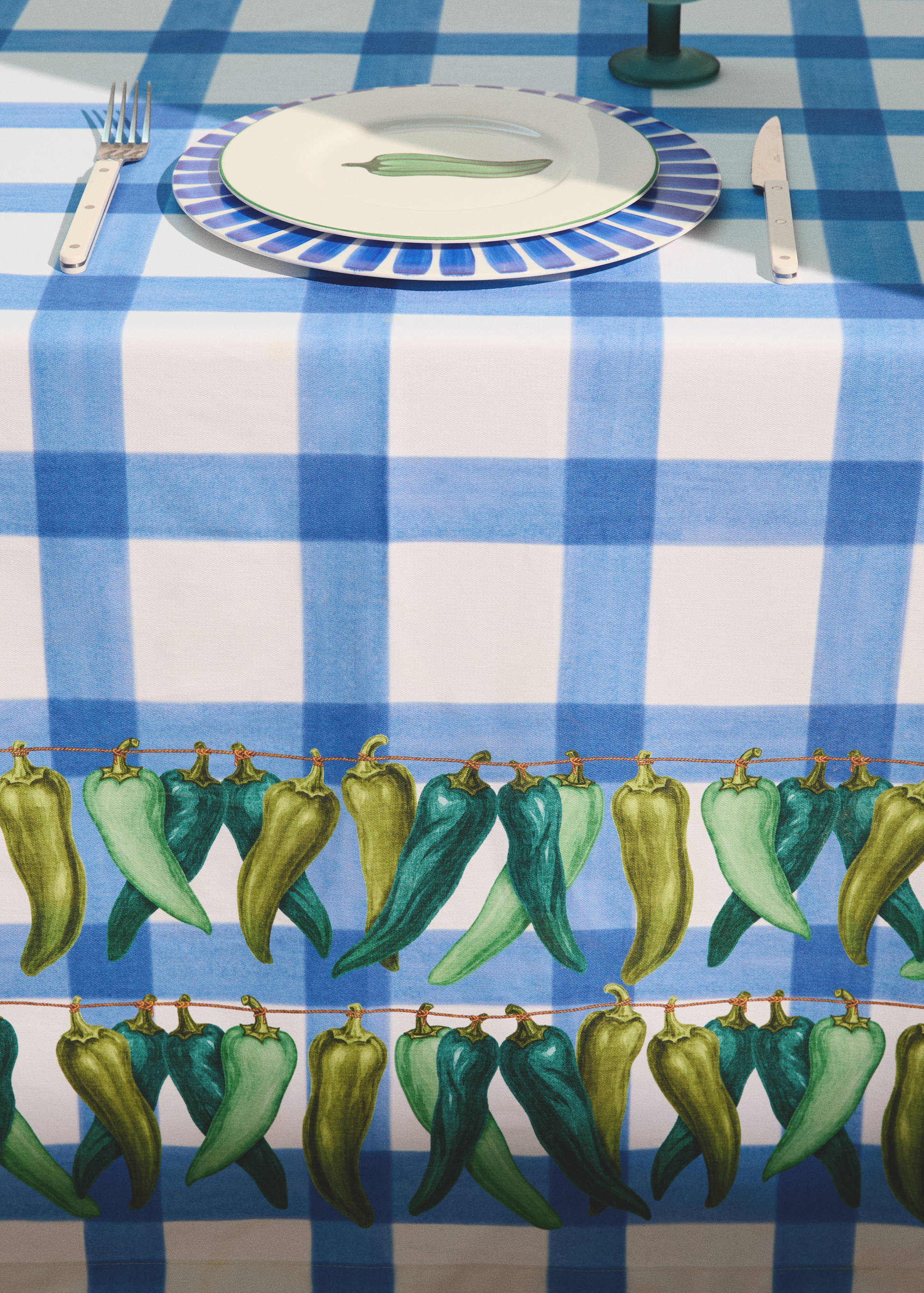 100% cotton resin-coated tablecloth with coloured peppers for 6 to 8 people - Details of the article 7