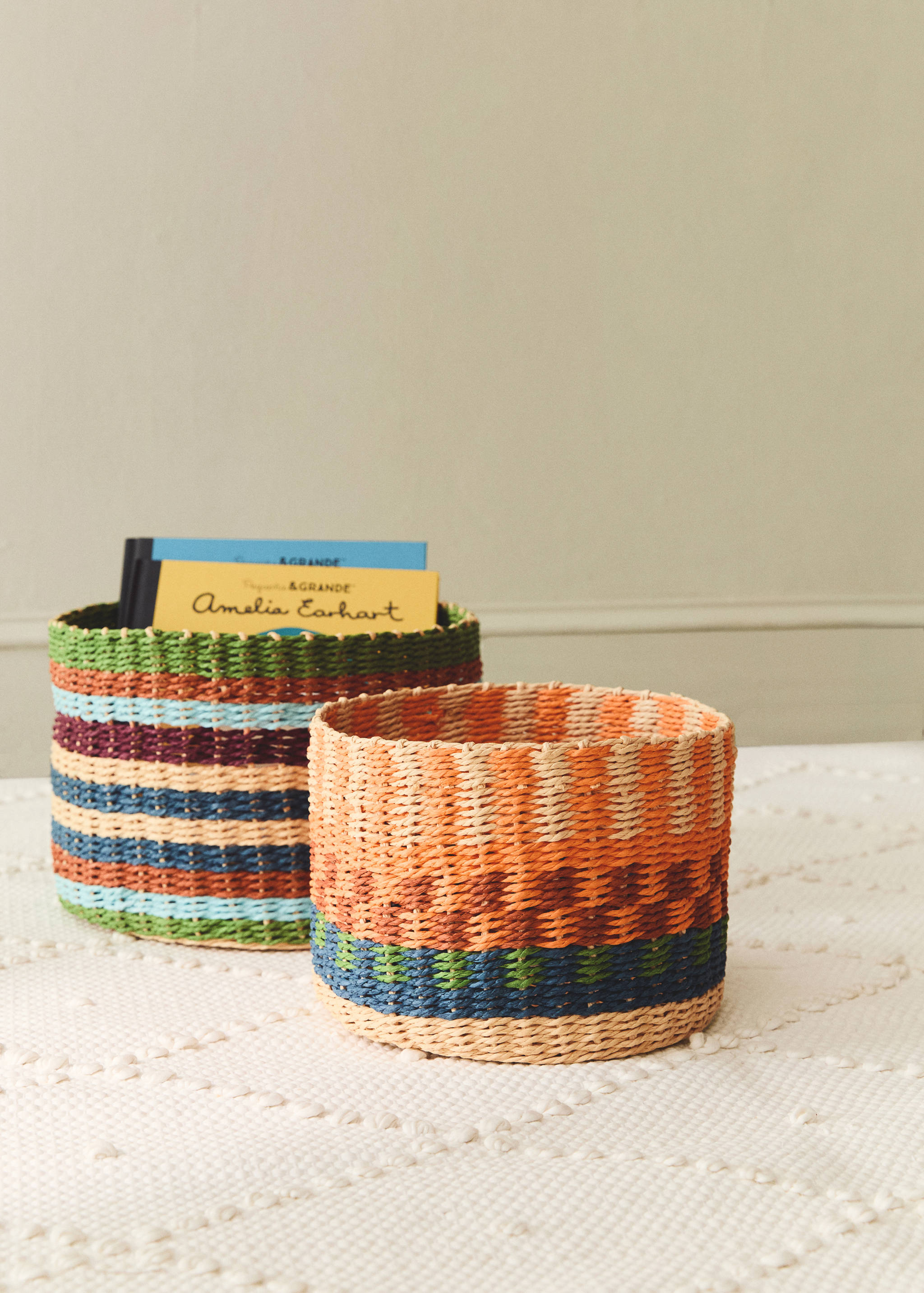 Small circular basket with colourful pattern - General plane
