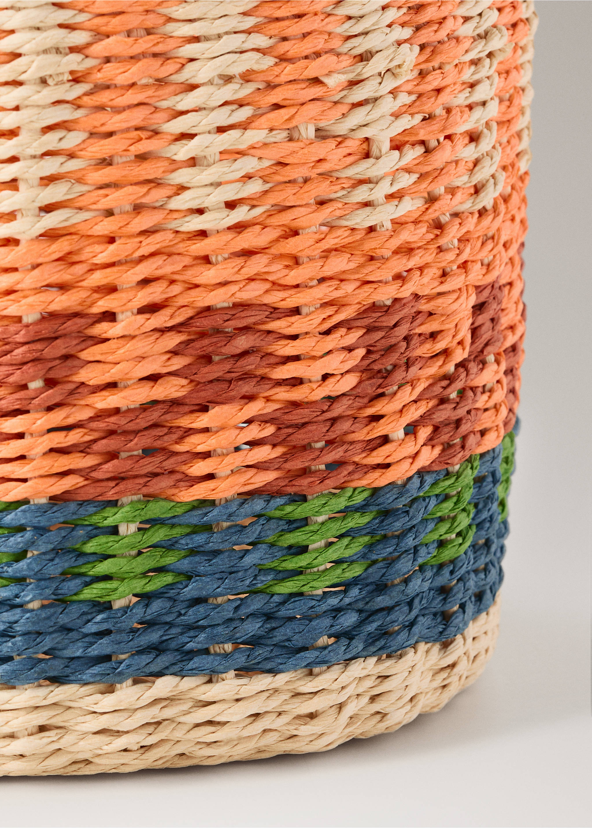 Small circular basket with colourful pattern - Details of the article 1, Orange. Ref: 27012900-00.