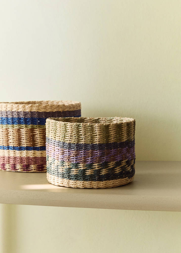 Small circular basket with colourful pattern — Purple