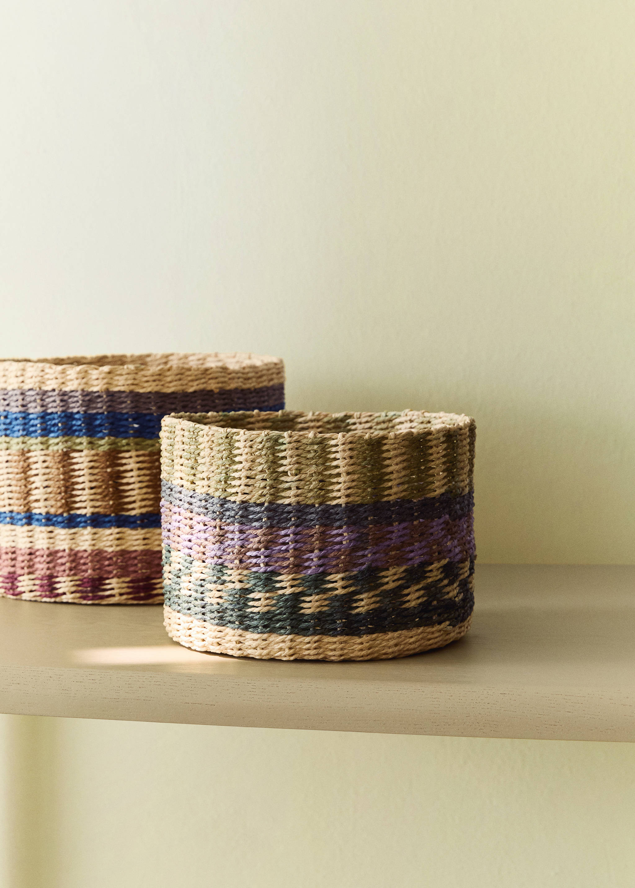 Small circular basket with colourful pattern - General plane