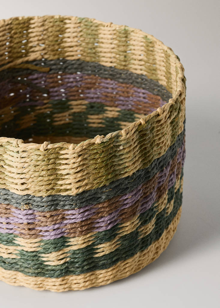 Small circular basket with colourful pattern — Purple