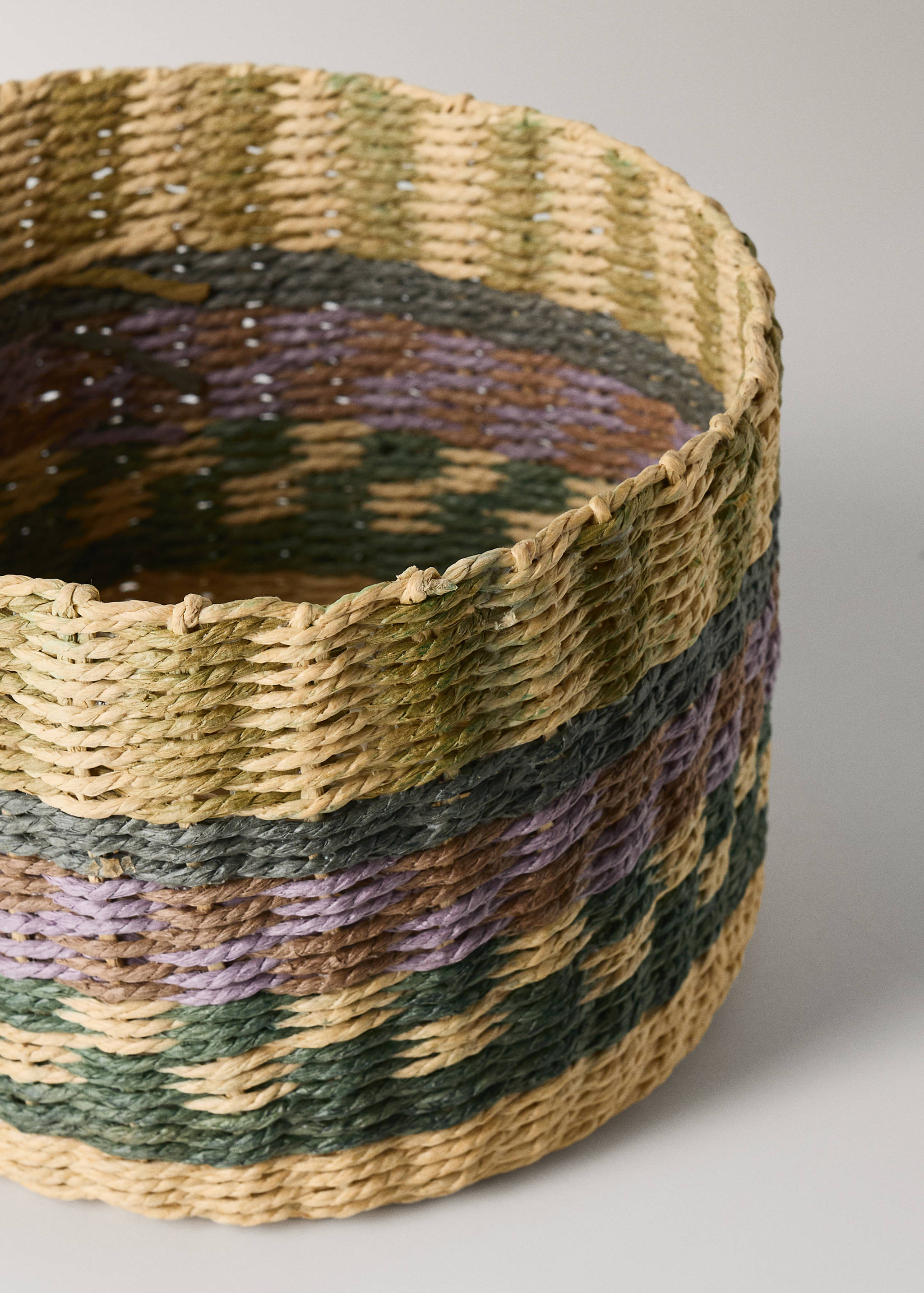 Small circular basket with colourful pattern - Details of the article 1