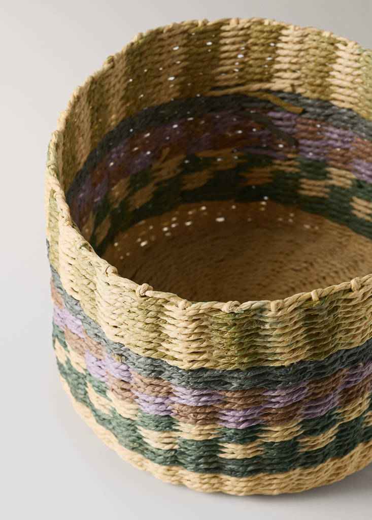 Small circular basket with colourful pattern — Purple