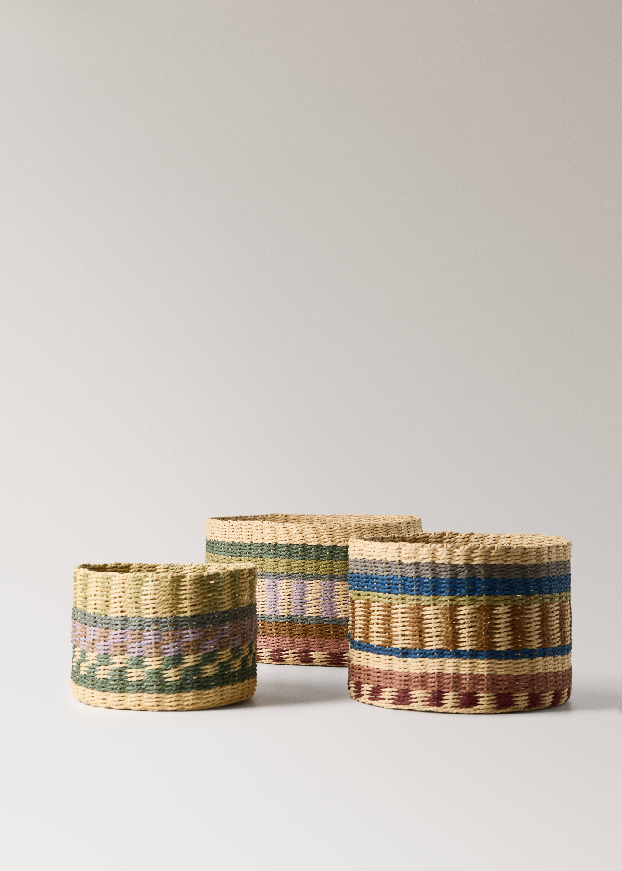 Small circular basket with colourful pattern - Details of the article 4