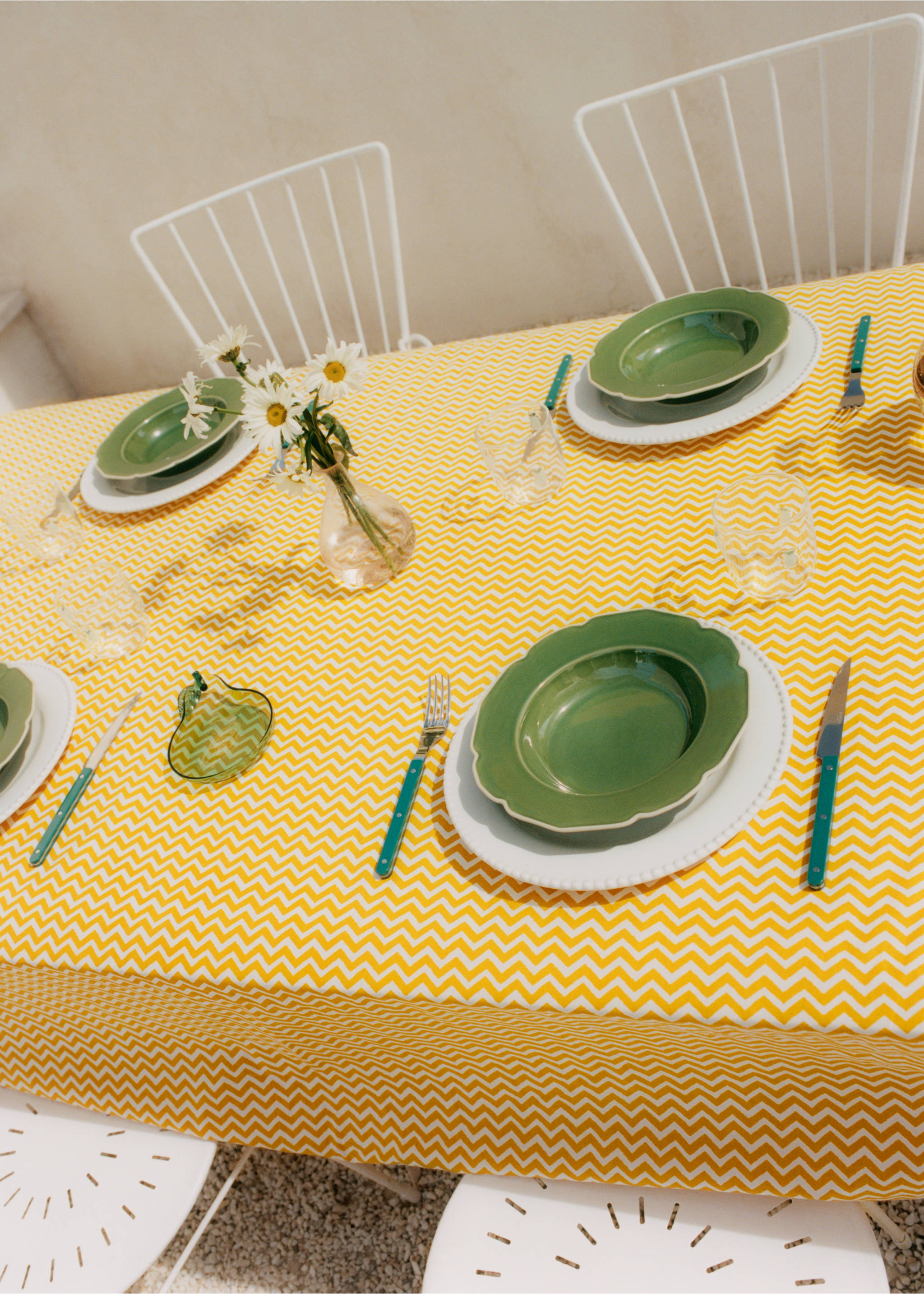 Stainless steel cutlery set with resin handles - Details of the article 5, Billiard Green. Ref: 27012922-00.