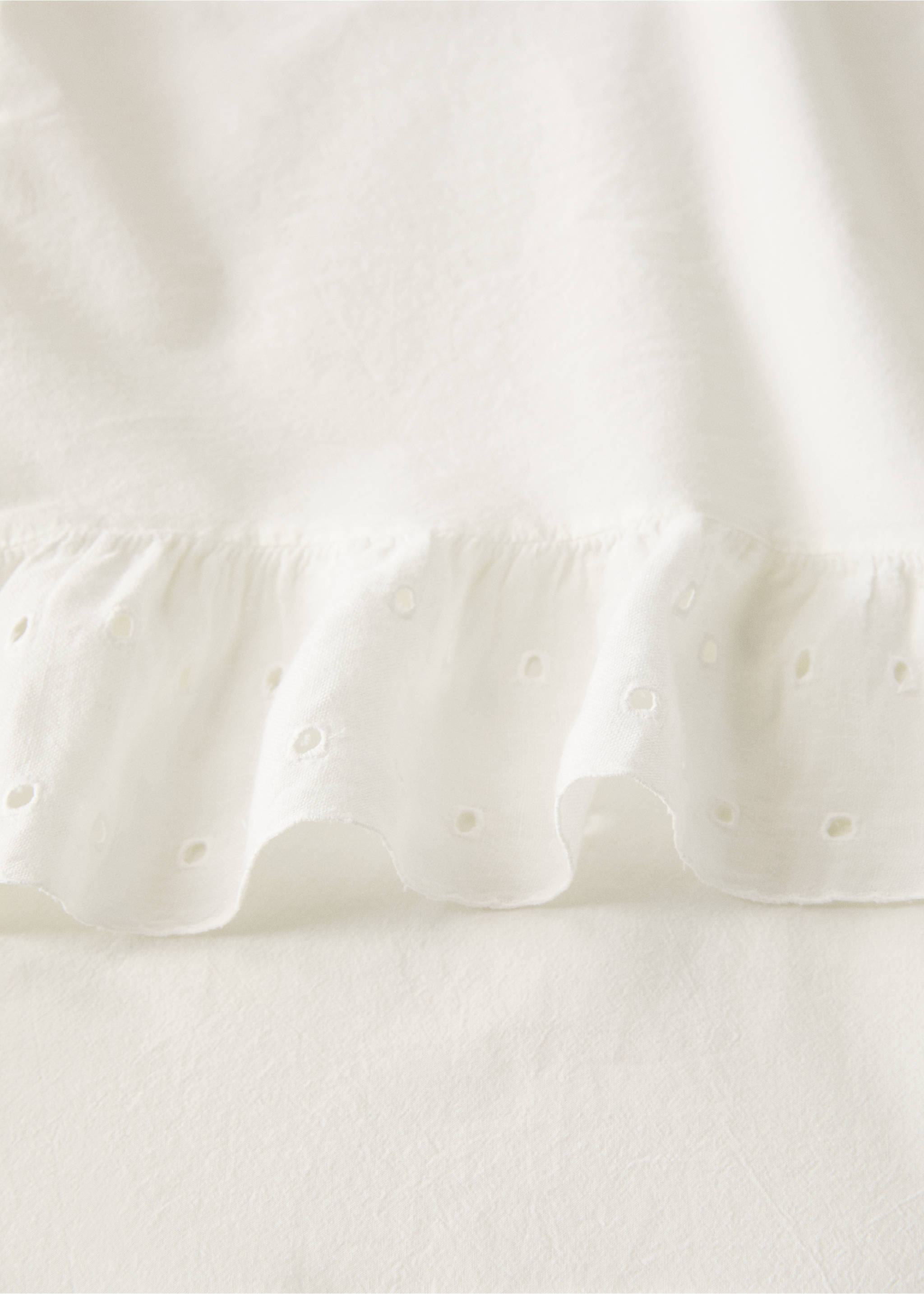 Cotton garment-dyed top sheet with linen ruffle for 180/200 cm bed - Details of the article 1, Off White. Ref: 27012931-00.