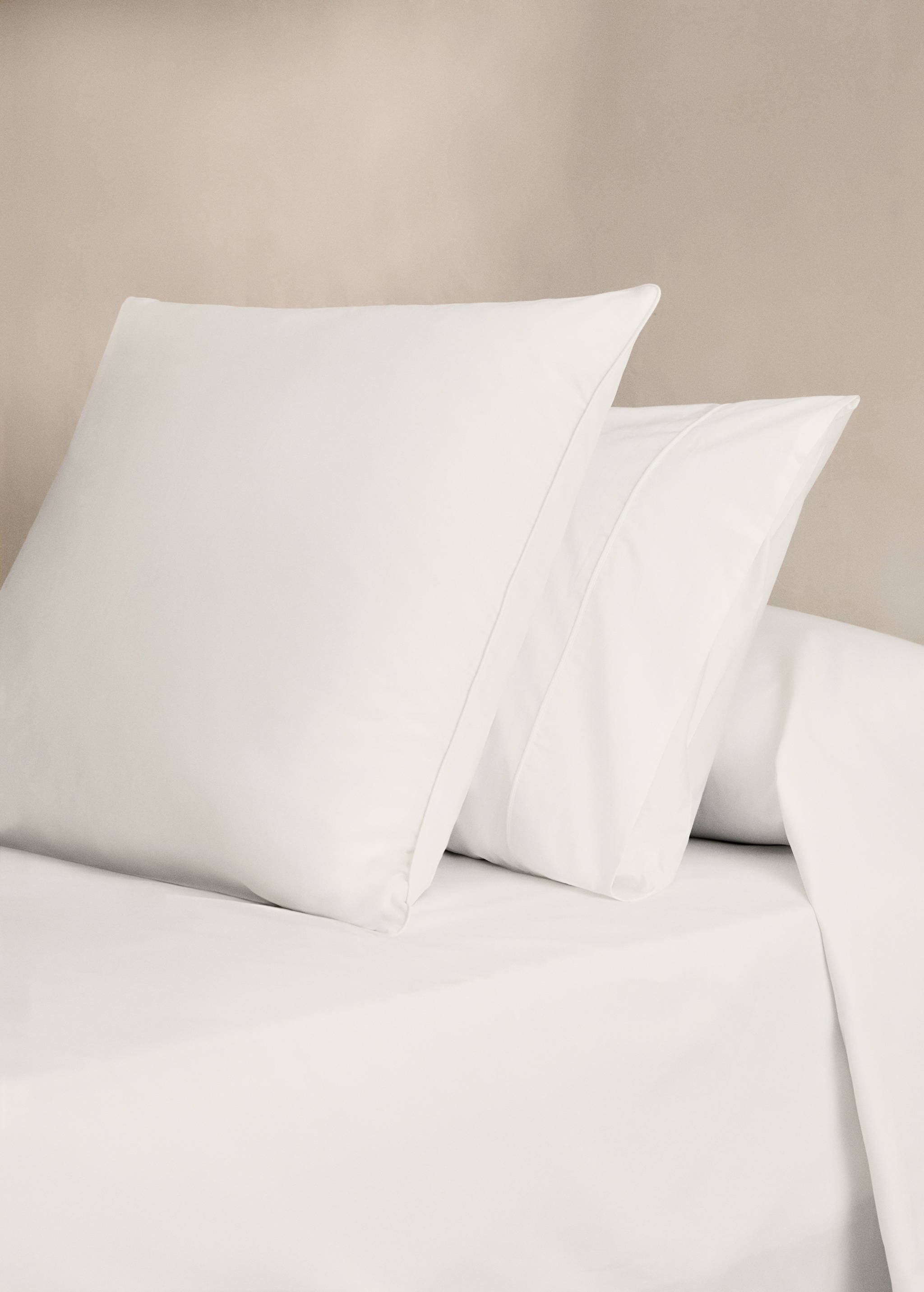Two 500-thread count cotton percale pillowcases with rounded piping detail 60x60 cm - General plane