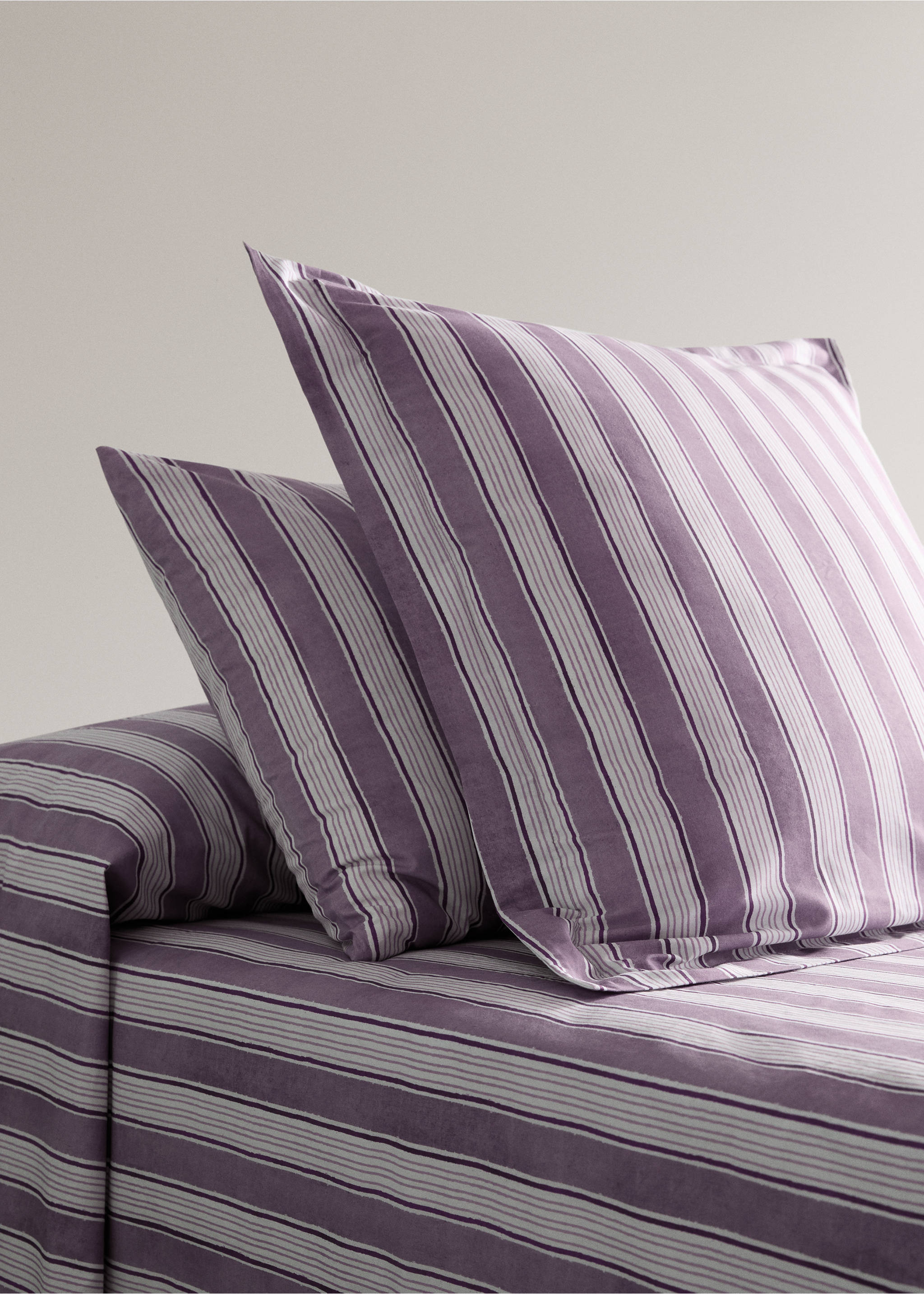 Two wide stripe watercolour pillow covers 60x60 cm - General plane, Blackberry. Ref: 27012945-00.