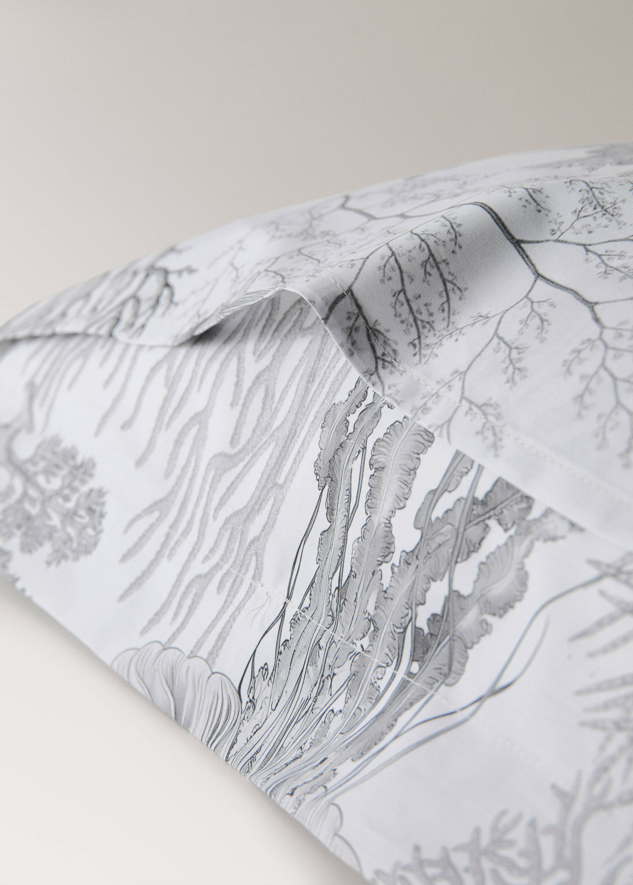 Two printed percale pillowcases with a sea print 60x60 cm - Details of the article 1