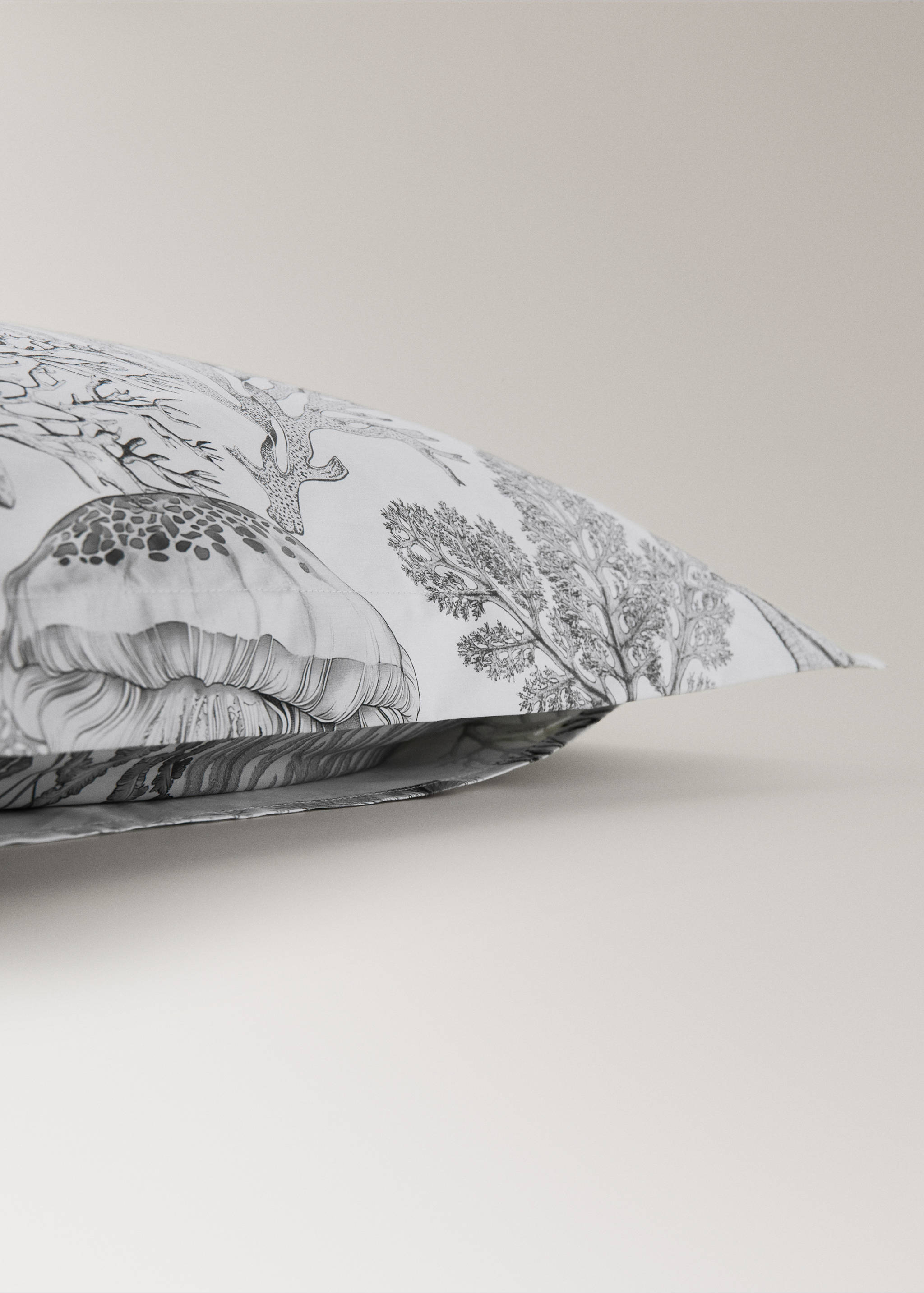 Two printed percale pillowcases with a sea print 60x60 cm - Details of the article 2, Grey. Ref: 27012948-00.