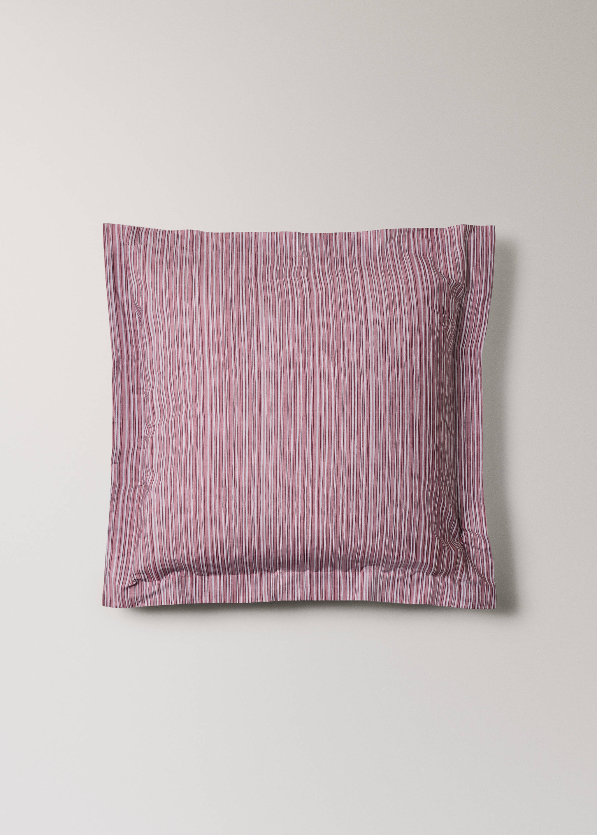 Zwei Kopfkissenbezüge mit feinem Streifenmuster, 60 x 60 cm - Artikel ohne Model