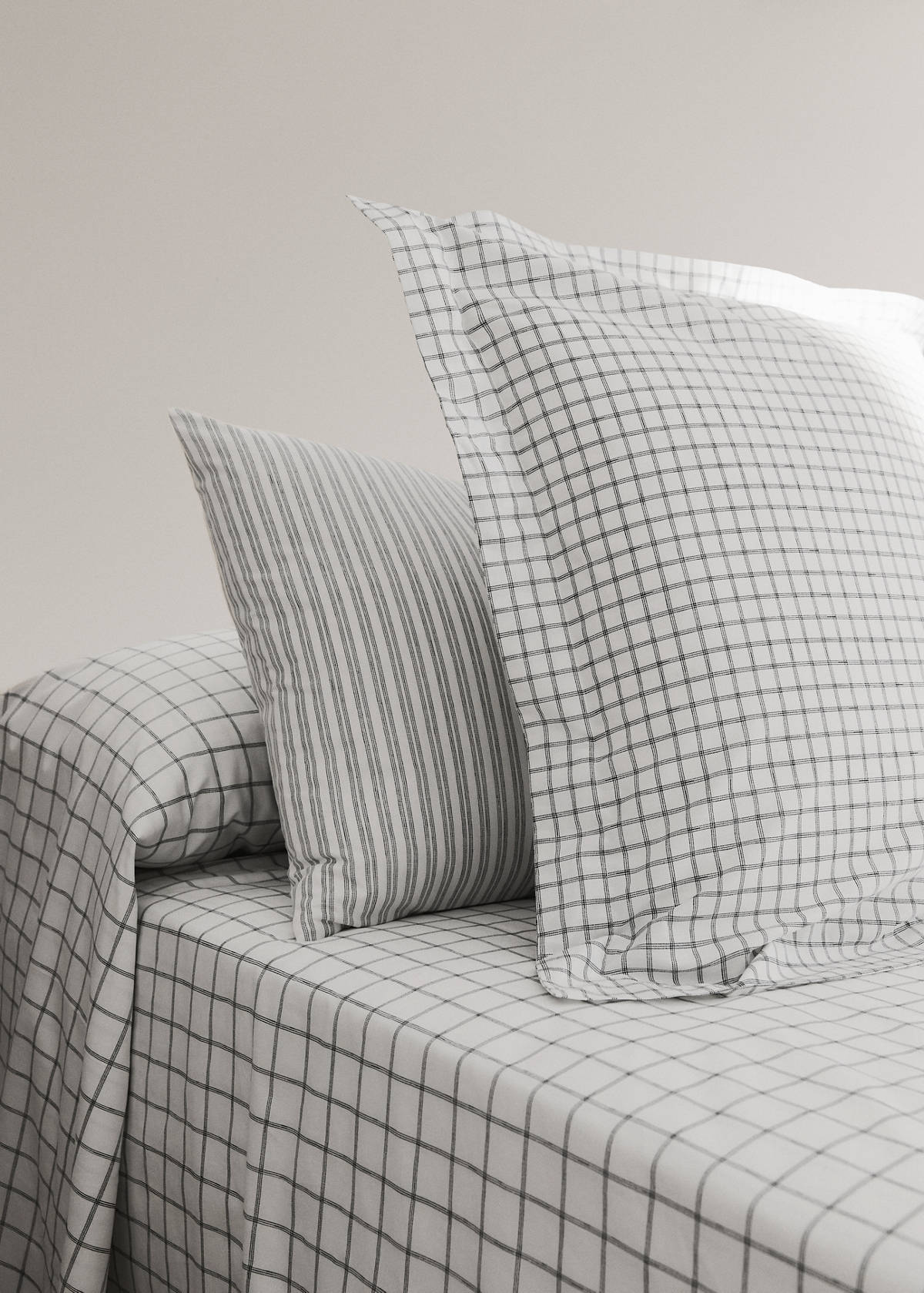 Two 60x60 cm percale checked pillowcases — Grey
