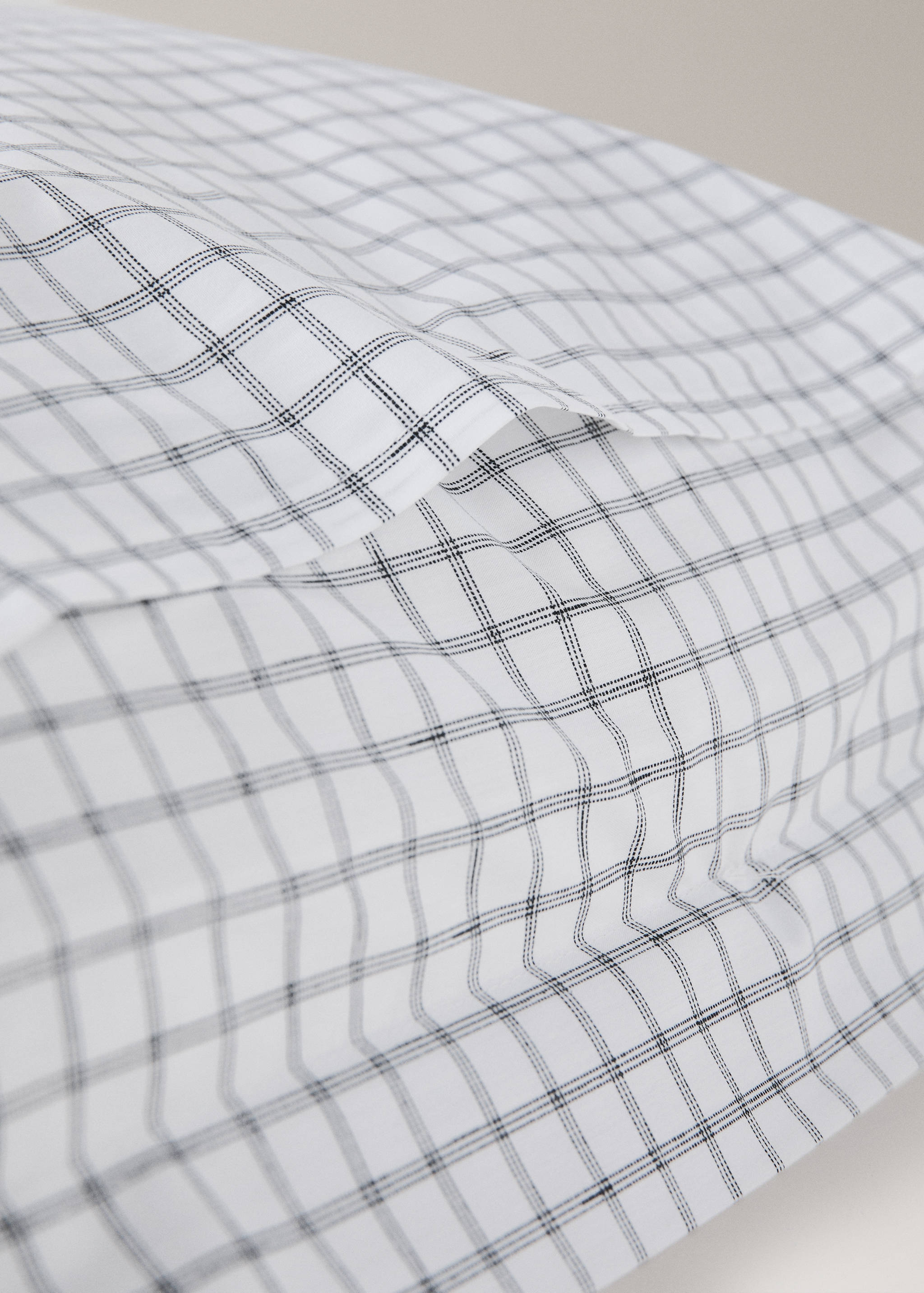 Two 60x60 cm percale checked pillowcases - Details of the article 1