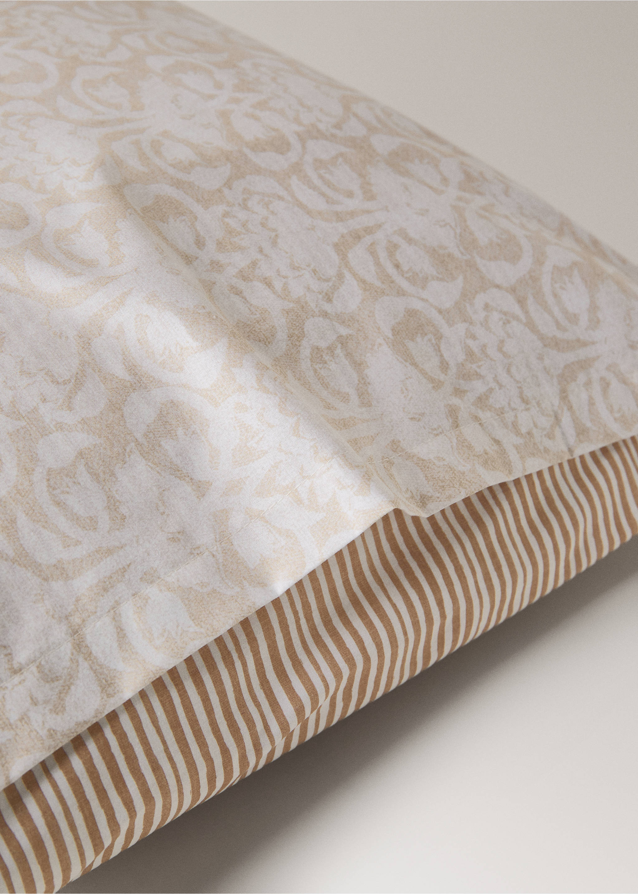 cotton percale pillowcases with floral border design 50x75cm - Details of the article 1, Ochre. Ref: 27012956-00.