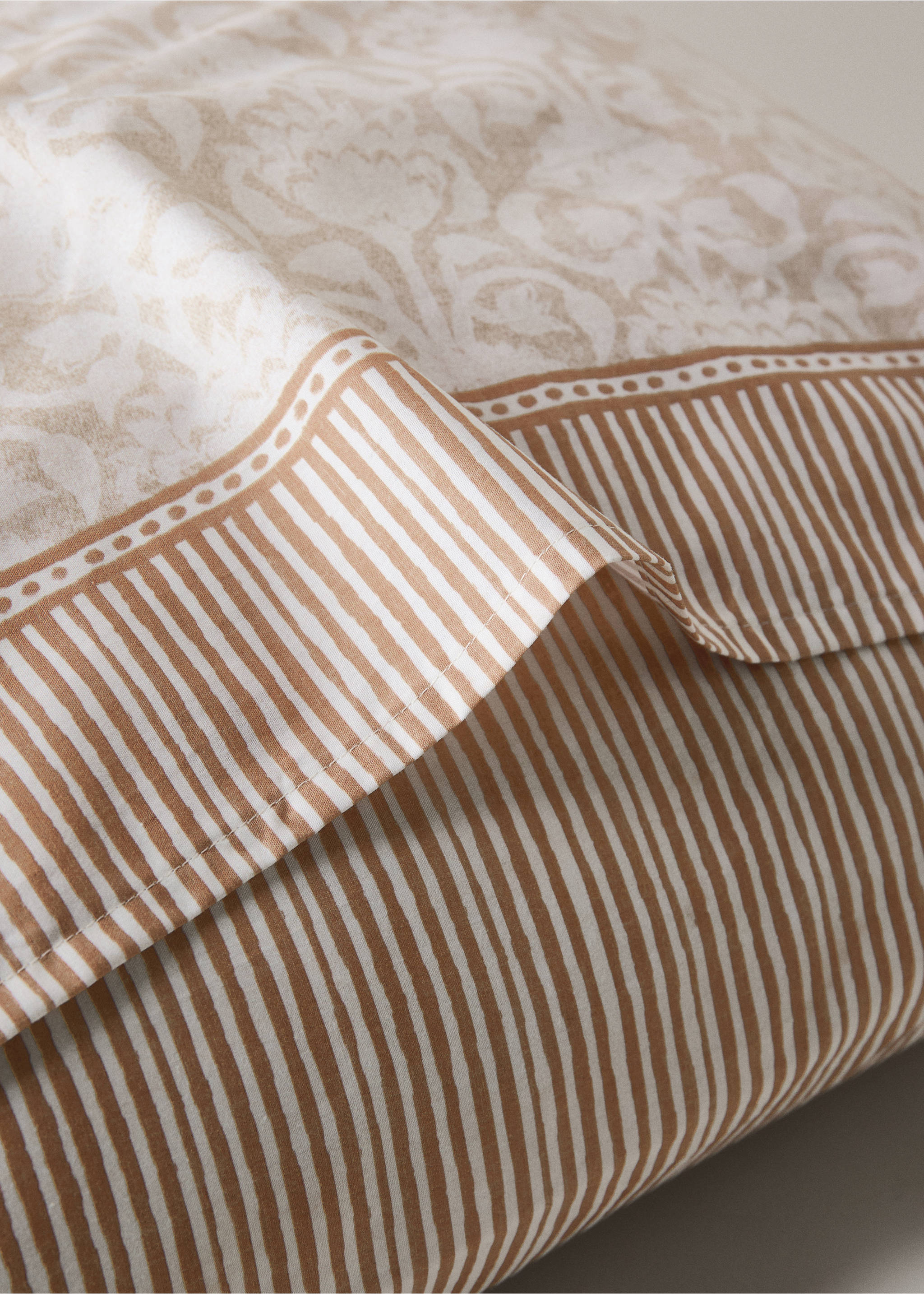 μαξιλαροθήκες από βαμβάκι περκάλι με λουλουδάτο σχέδιο και μπορντούρα 60x60εκ - Λεπτομέρεια του προϊόντος 1, Ώχρα. Ref: 27012957-00.