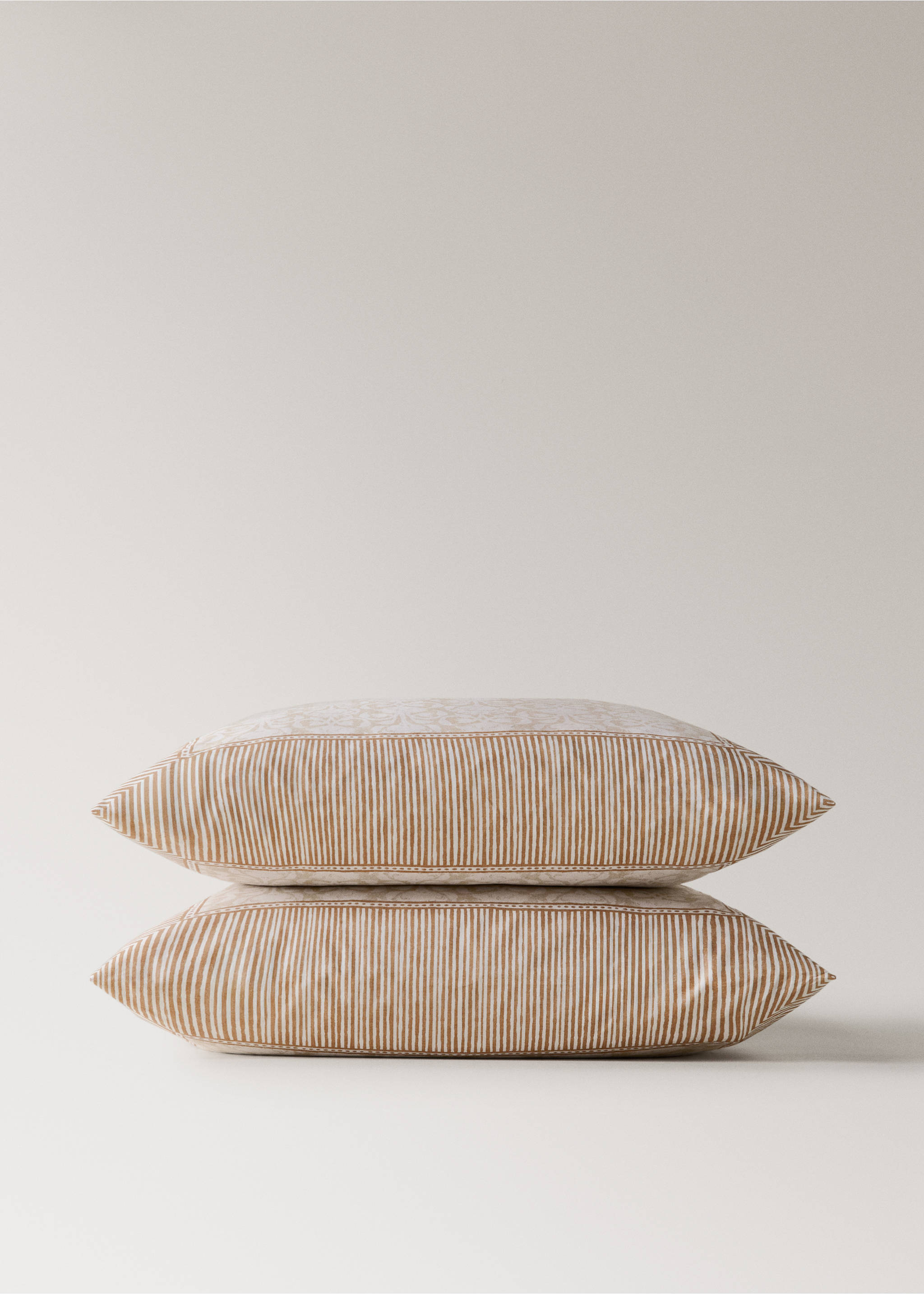 μαξιλαροθήκες από βαμβάκι περκάλι με λουλουδάτο σχέδιο και μπορντούρα 60x60εκ - Λεπτομέρεια του προϊόντος 3, Ώχρα. Ref: 27012957-00.