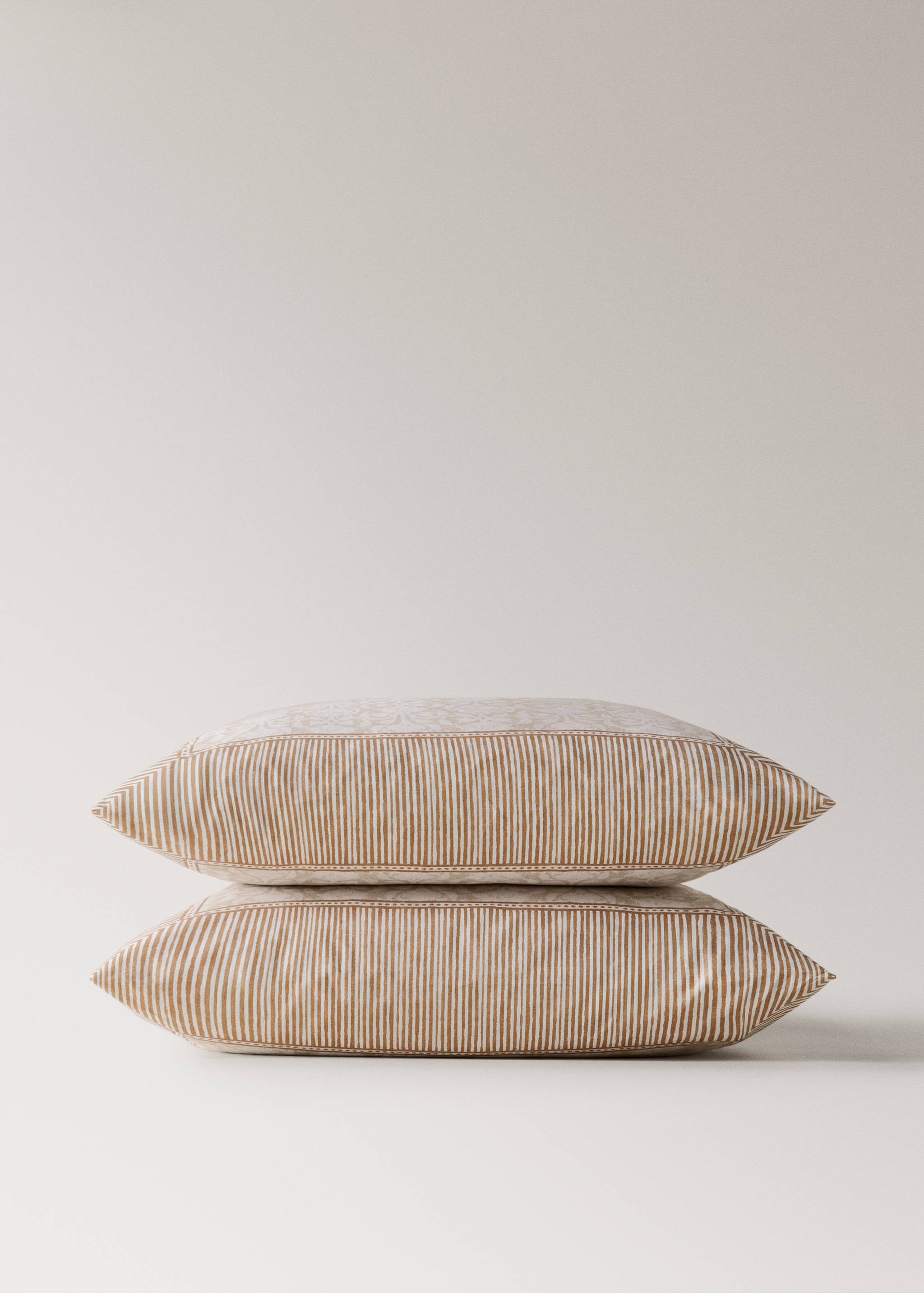 μαξιλαροθήκες από βαμβάκι περκάλι με λουλουδάτο σχέδιο και μπορντούρα 60x60εκ - Λεπτομέρεια του προϊόντος 3