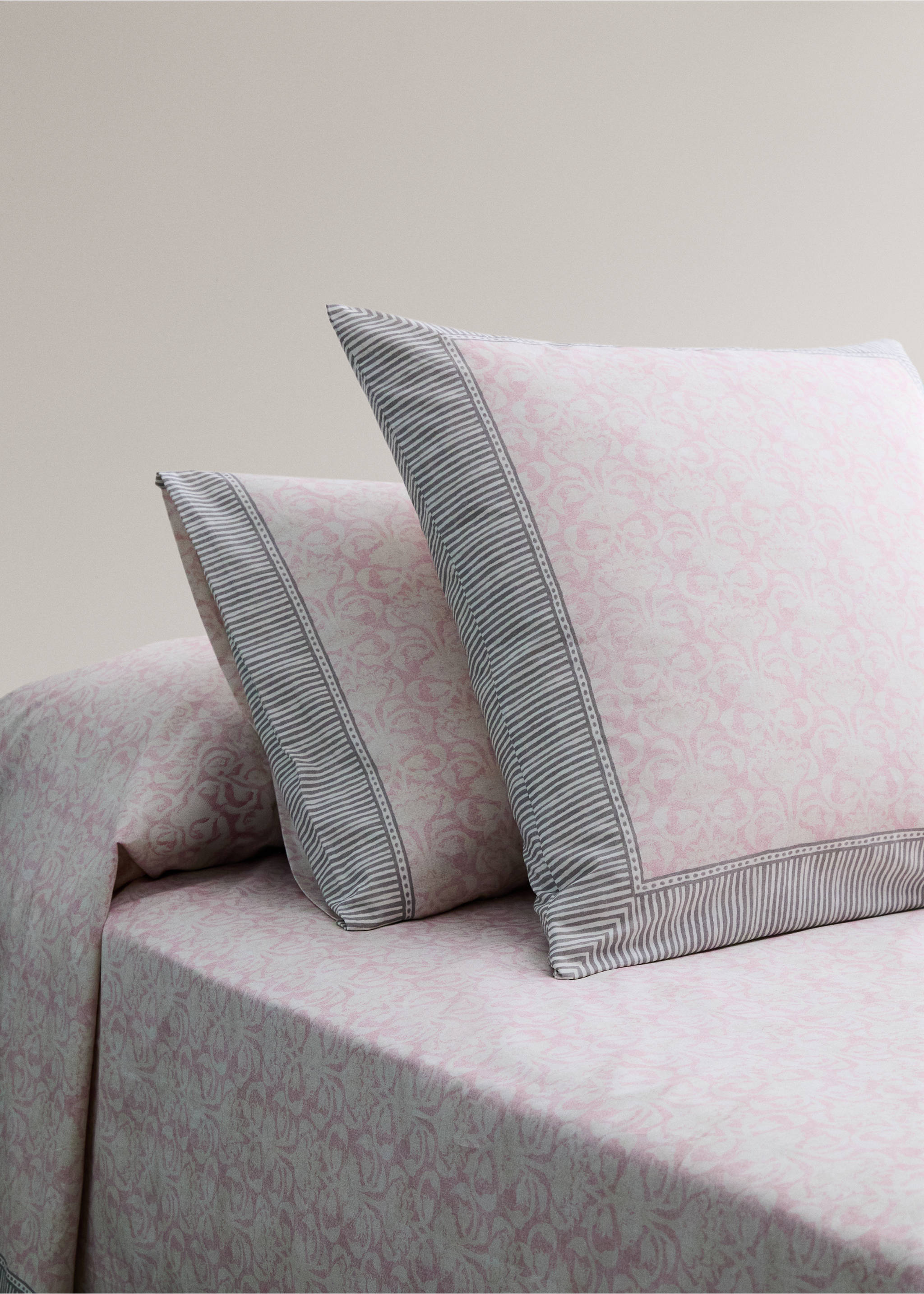 Floral border percale cotton pillow covers 60x60cm - General plane, Pastel Pink. Ref: 27012957-00.
