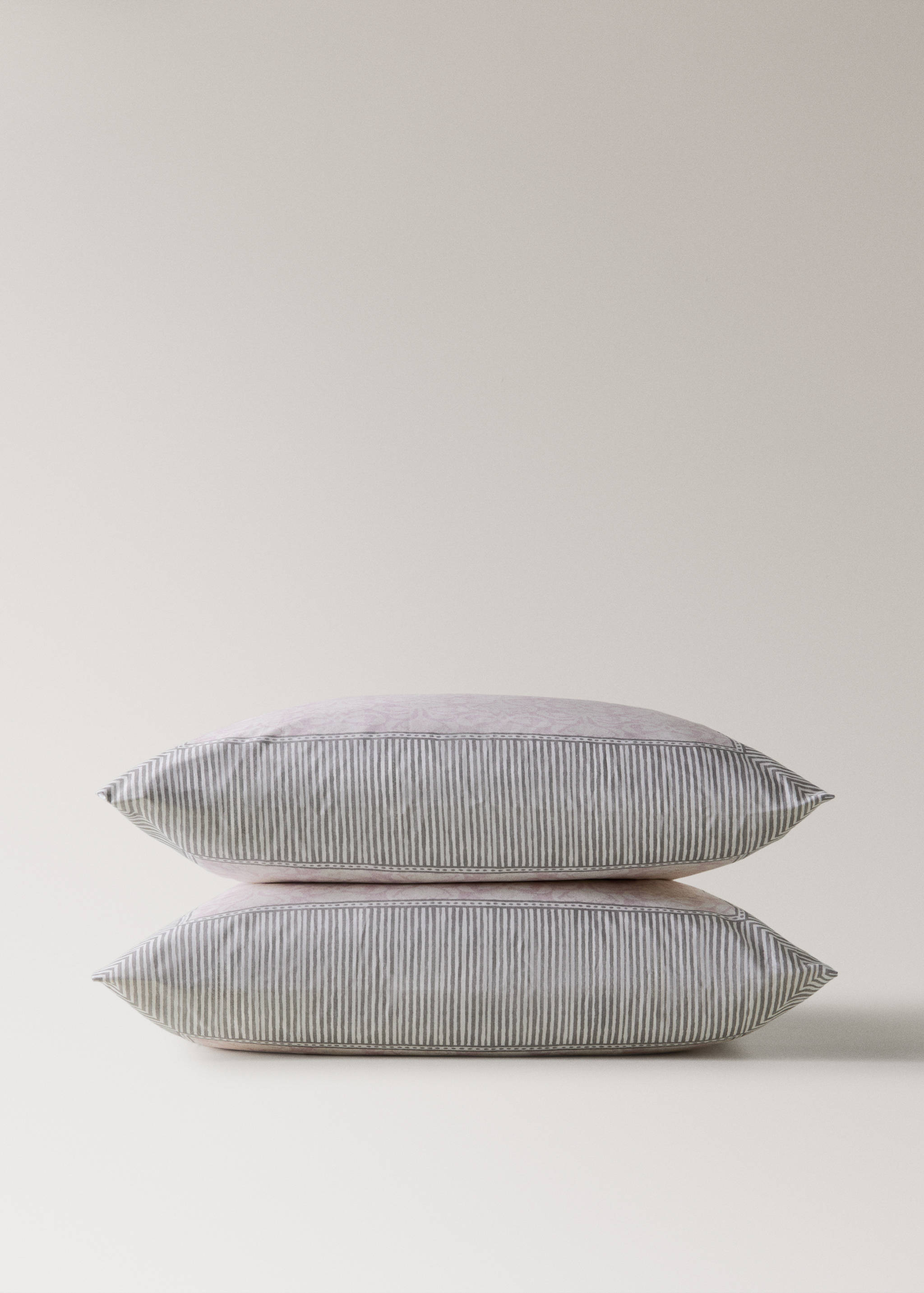 μαξιλαροθήκες από βαμβάκι περκάλι με λουλουδάτο σχέδιο και μπορντούρα 60x60εκ - Λεπτομέρεια του προϊόντος 3