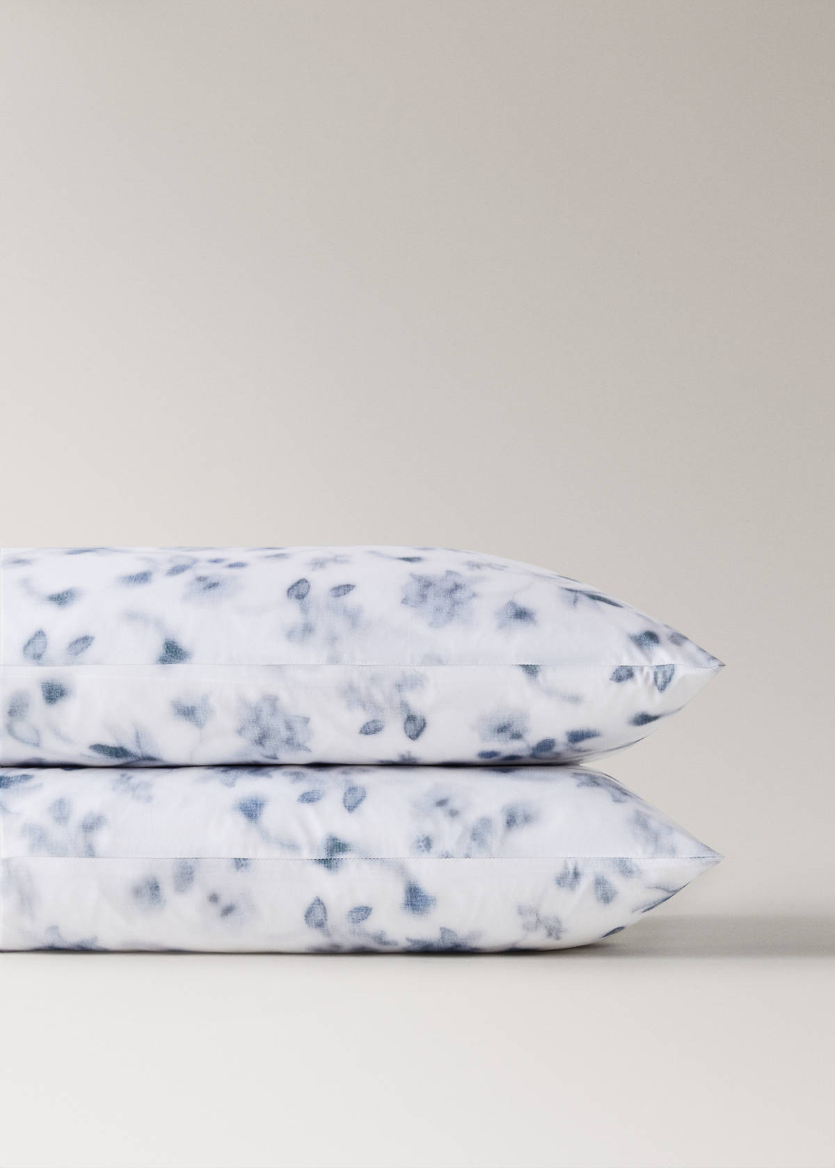 Two faded floral percale pillowcases 50x75 cm — Blue