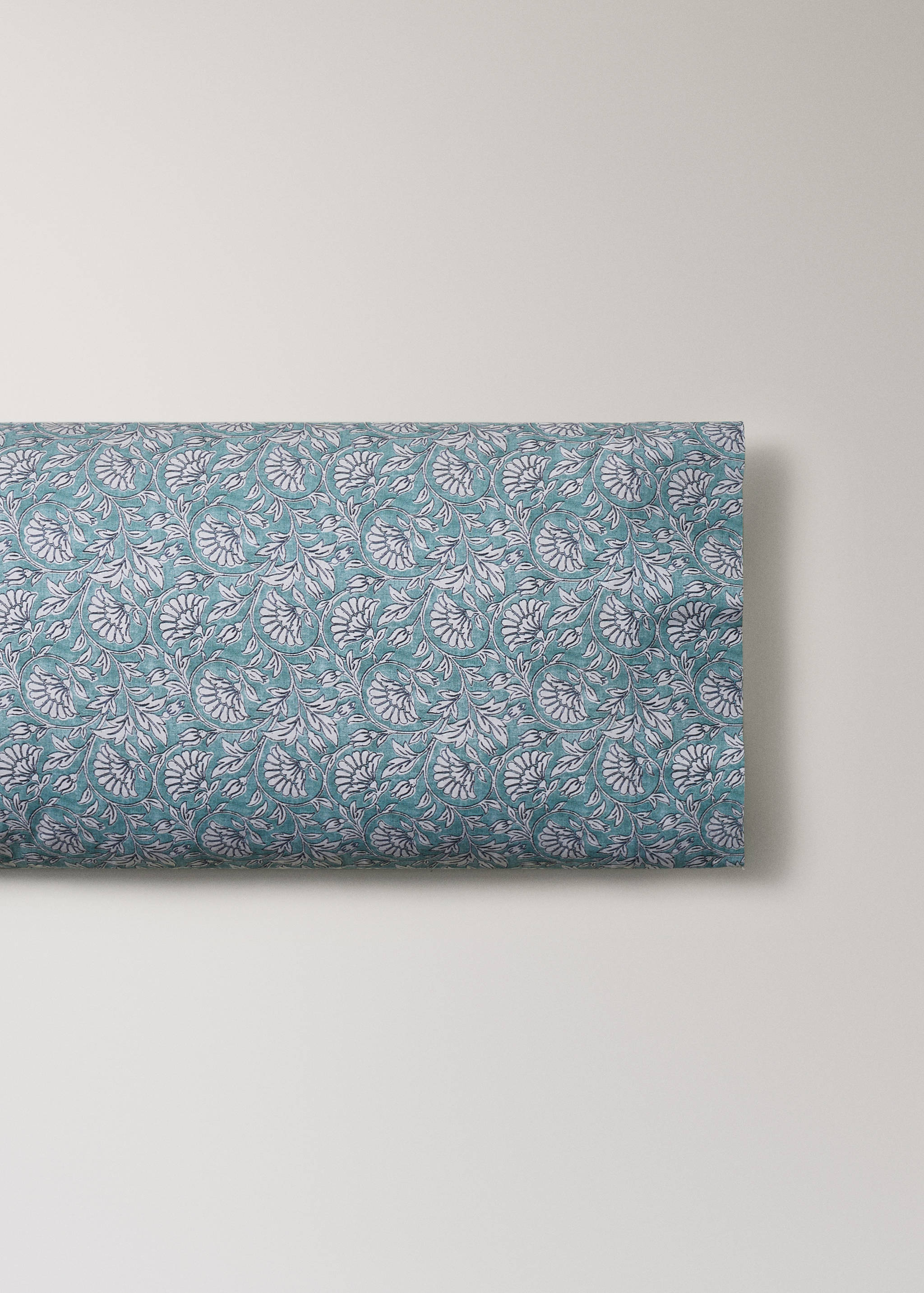 Decorative floral print pillowcase with irregular motifs 45x110 cm - Article without model