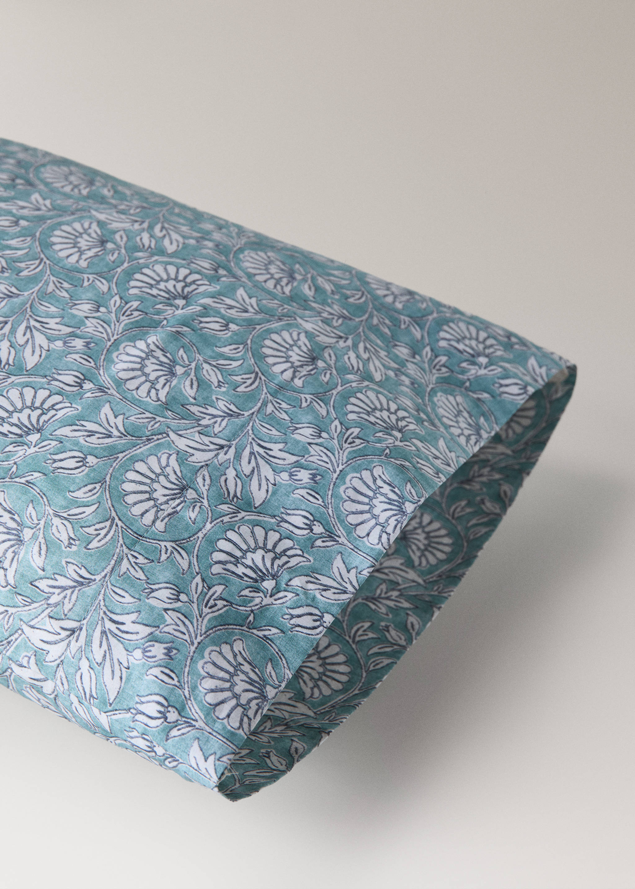 Decorative floral print pillowcase with irregular motifs 45x110 cm - Details of the article 2