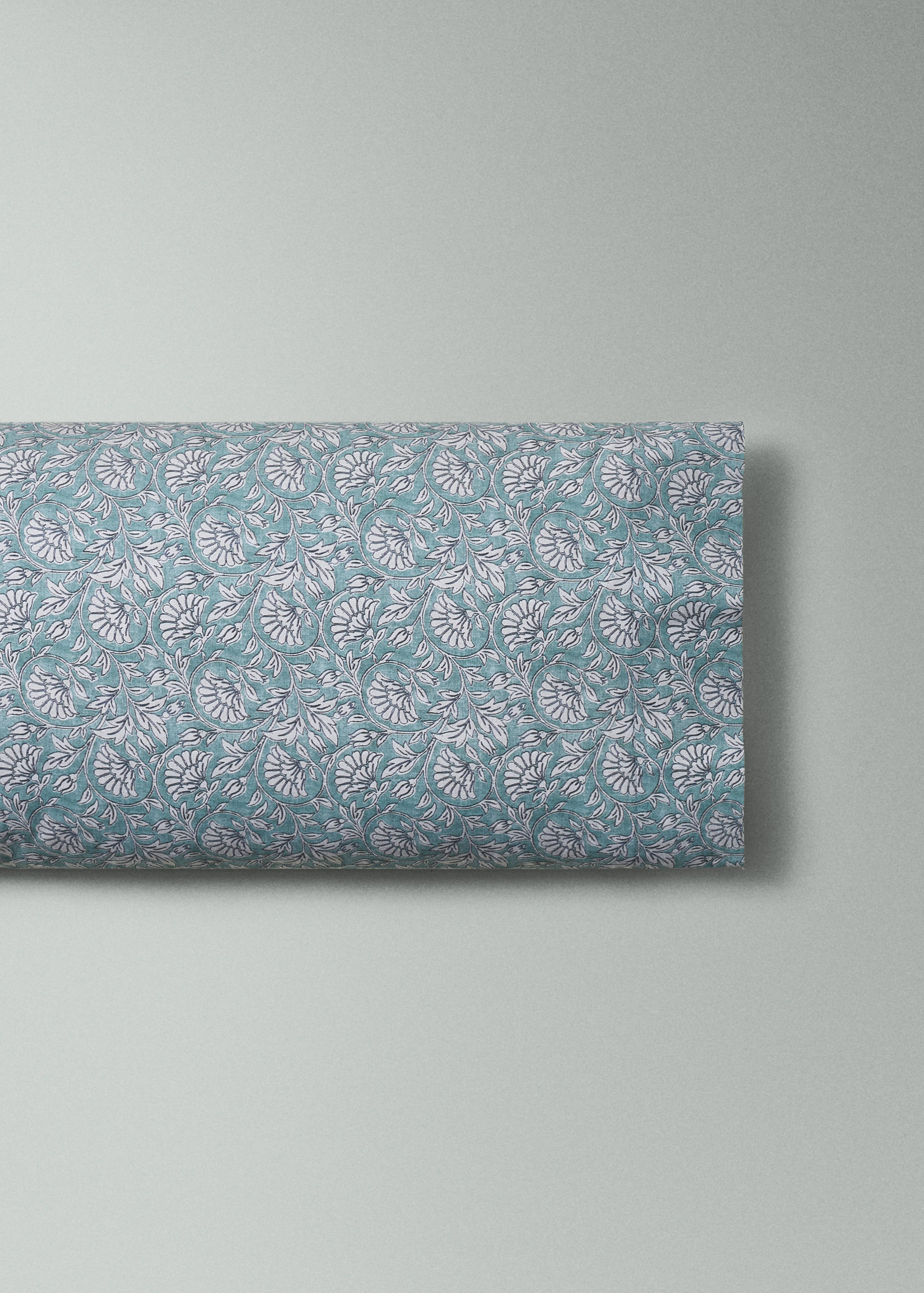 Taie d’oreiller à imprimé floral décoratif aux motifs irréguliers 45x110 cm - Plan moyen