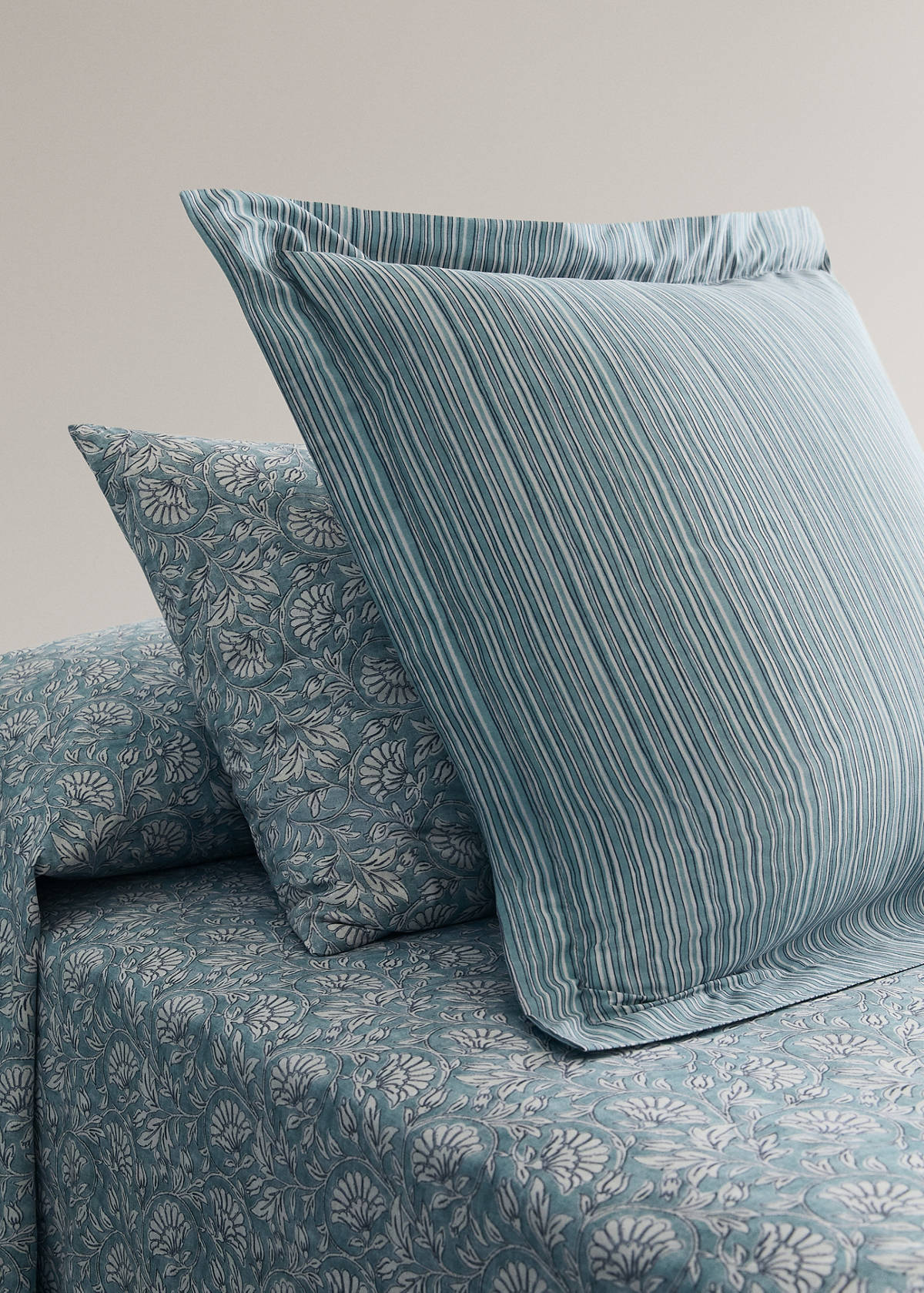 Two decorative floral print pillowcases 50x75 cm — Aqua Green