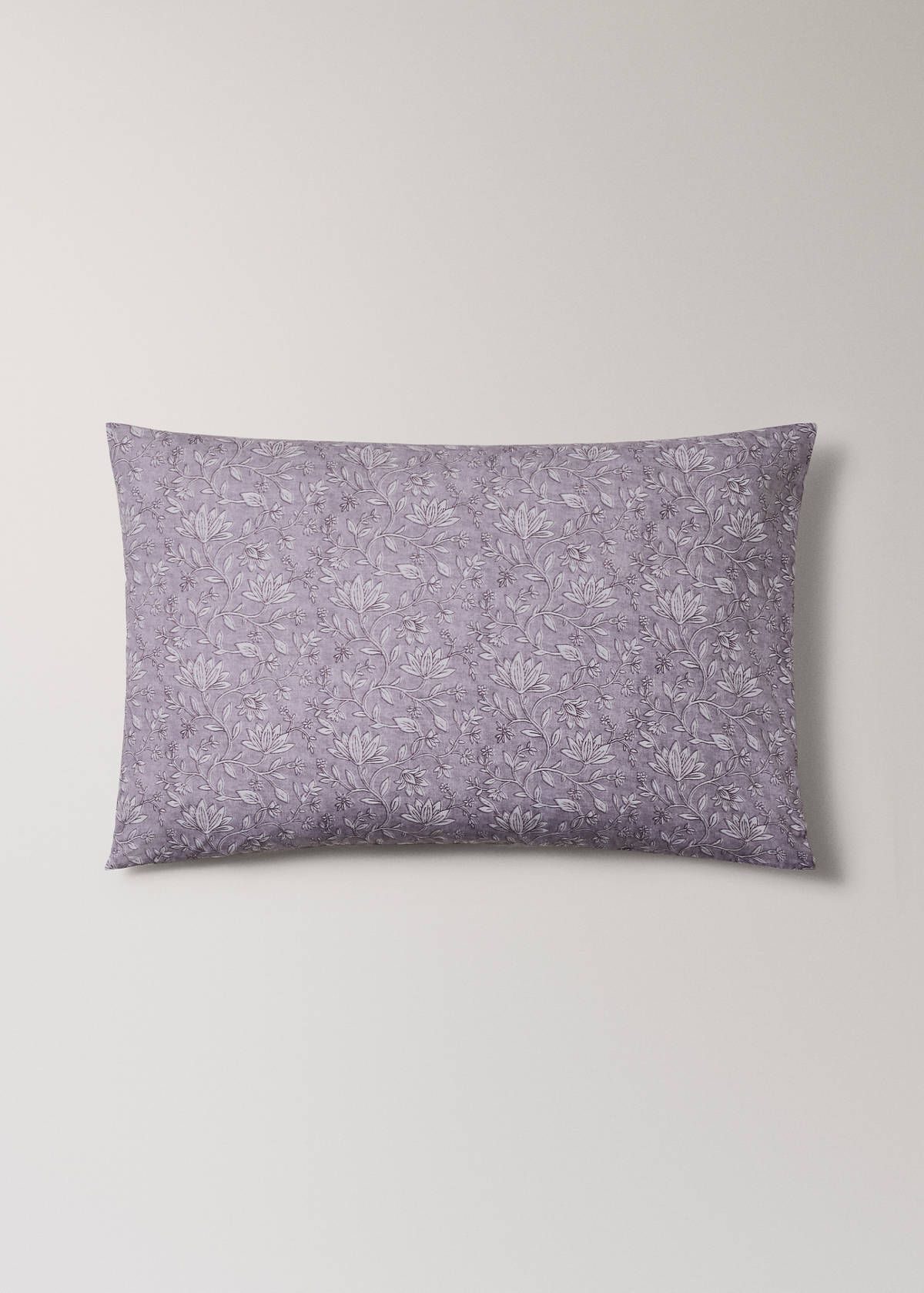Two decorative floral print pillowcases 50x75 cm — Light/Pastel Purple