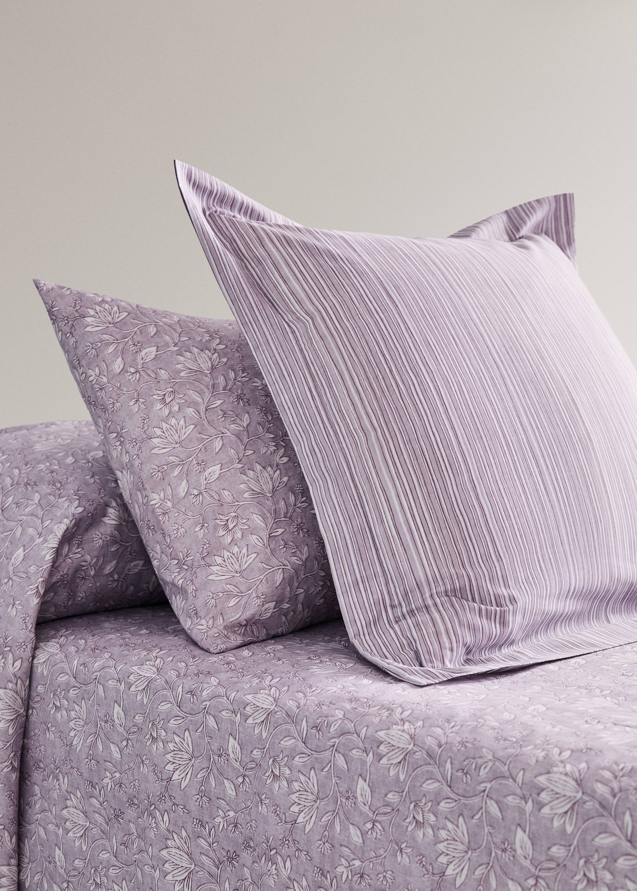 Two decorative floral print pillow covers 60x60 cm - General plane