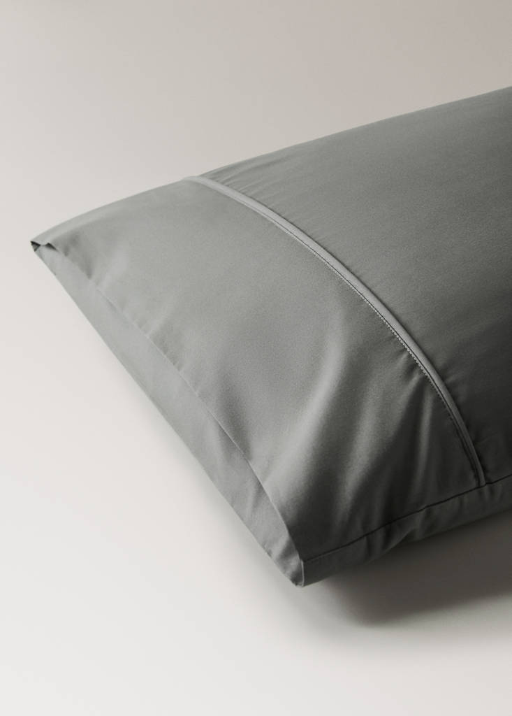 Two 500-thread count cotton percale pillowcases with rounded piping detail 50x75 cm — Grey
