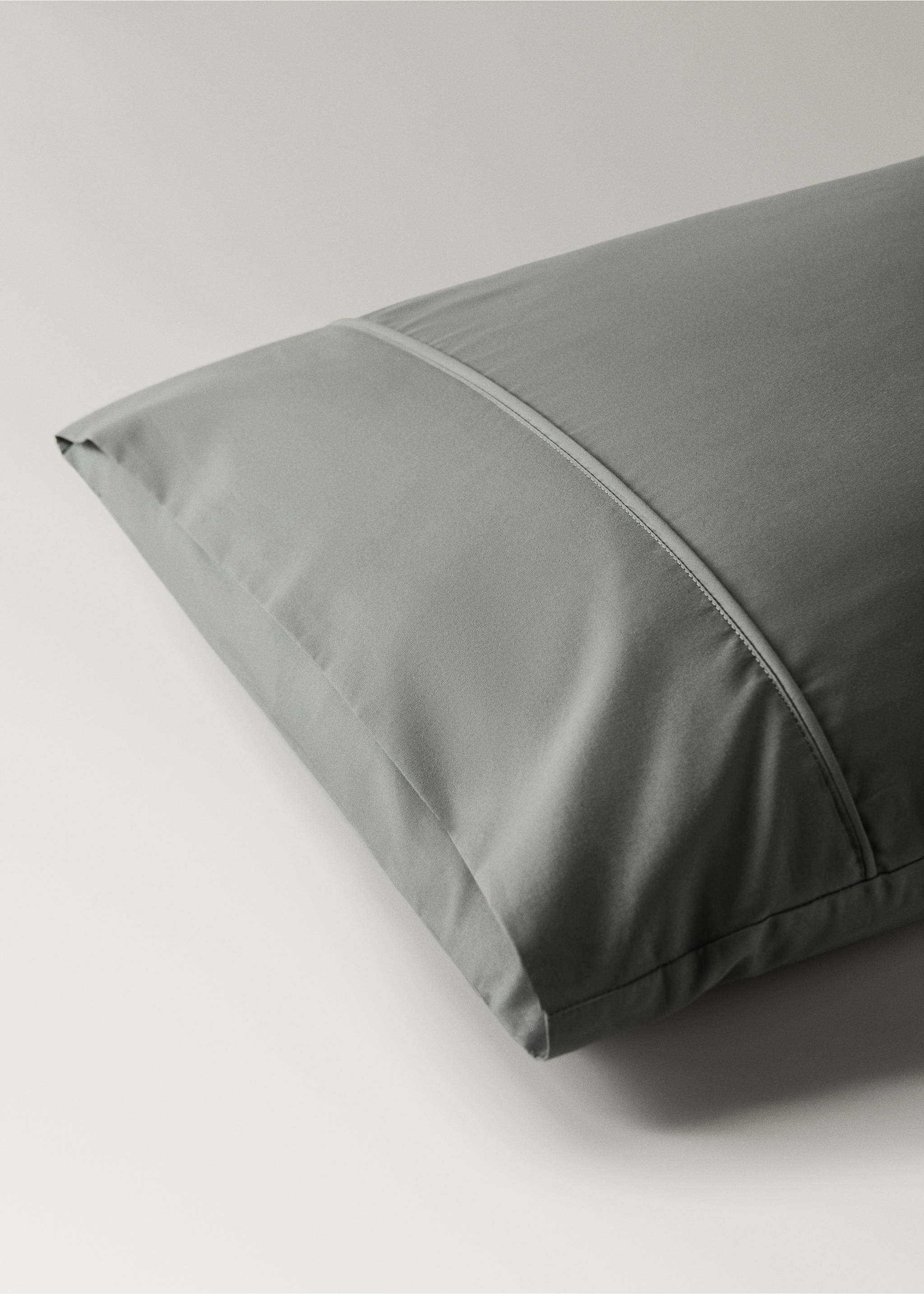 Two 500-thread count cotton percale pillowcases with rounded piping detail 50x75 cm - Details of the article 2, Grey. Ref: 27012965-00.