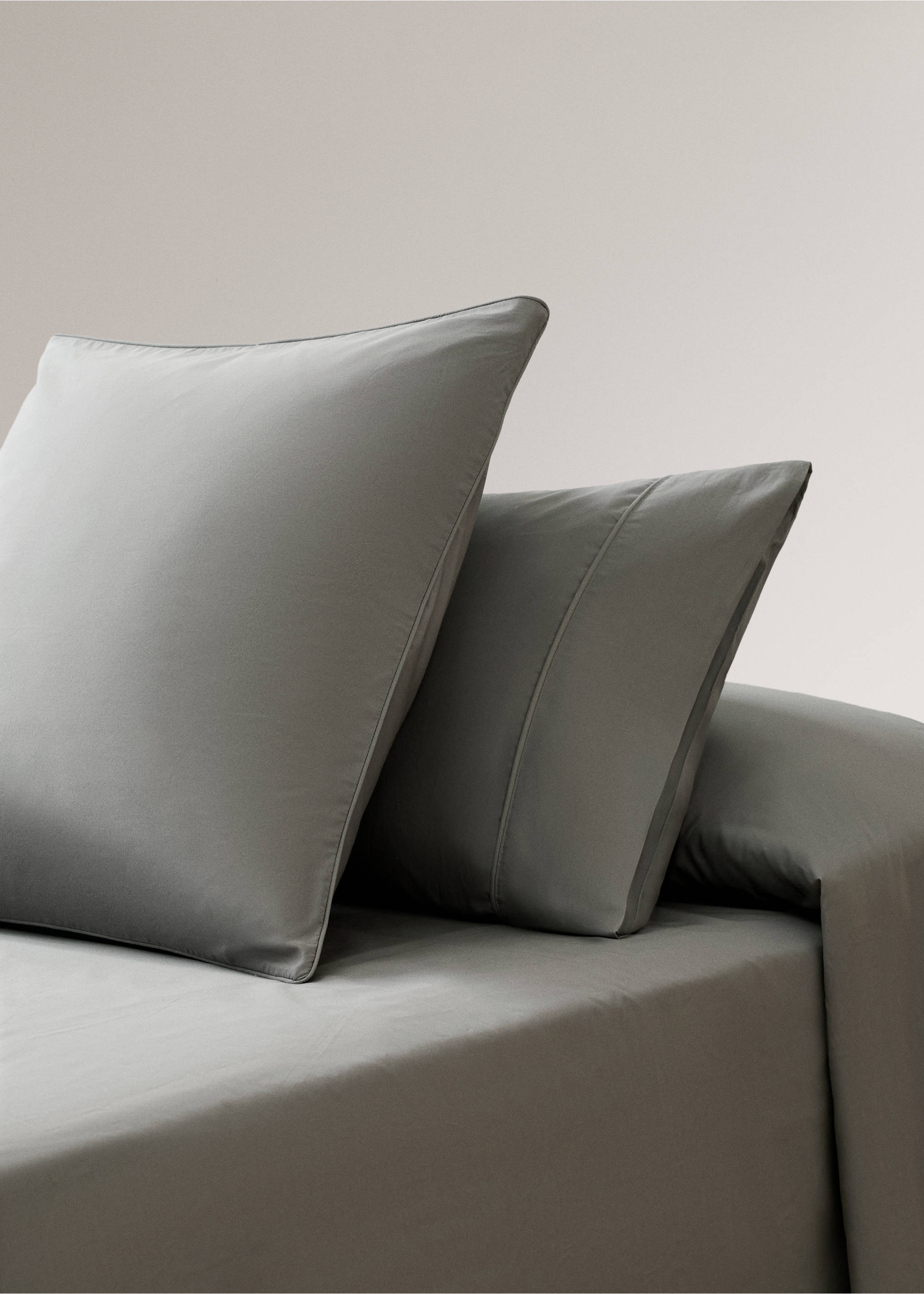Two 500-thread count cotton percale pillowcases with rounded piping detail 60x60 cm - General plane, Grey. Ref: 27012966-00.