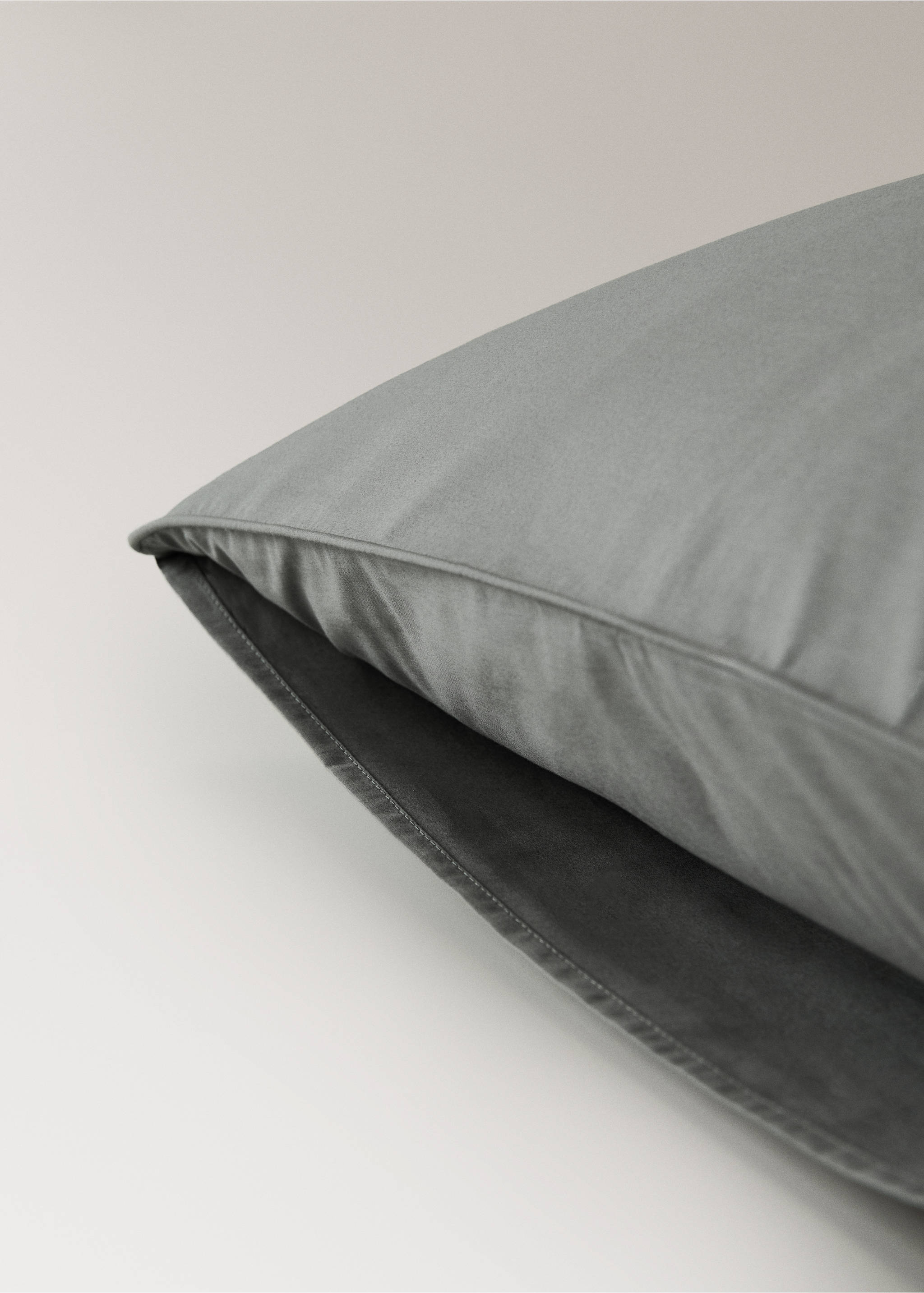 Two 500-thread count cotton percale pillowcases with rounded piping detail 60x60 cm - Details of the article 2, Grey. Ref: 27012966-00.