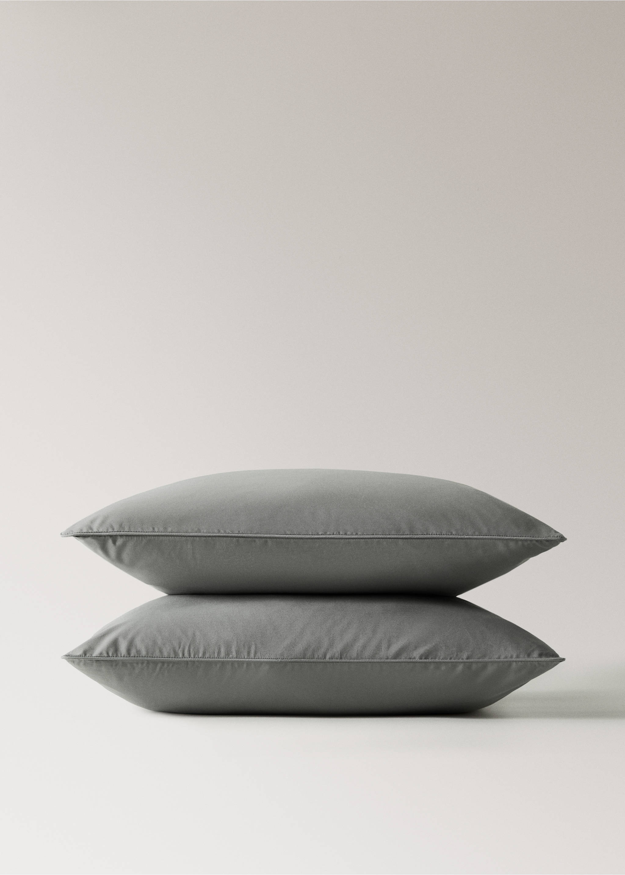 Two 500-thread count cotton percale pillowcases with rounded piping detail 60x60 cm - Details of the article 3, Grey. Ref: 27012966-00.