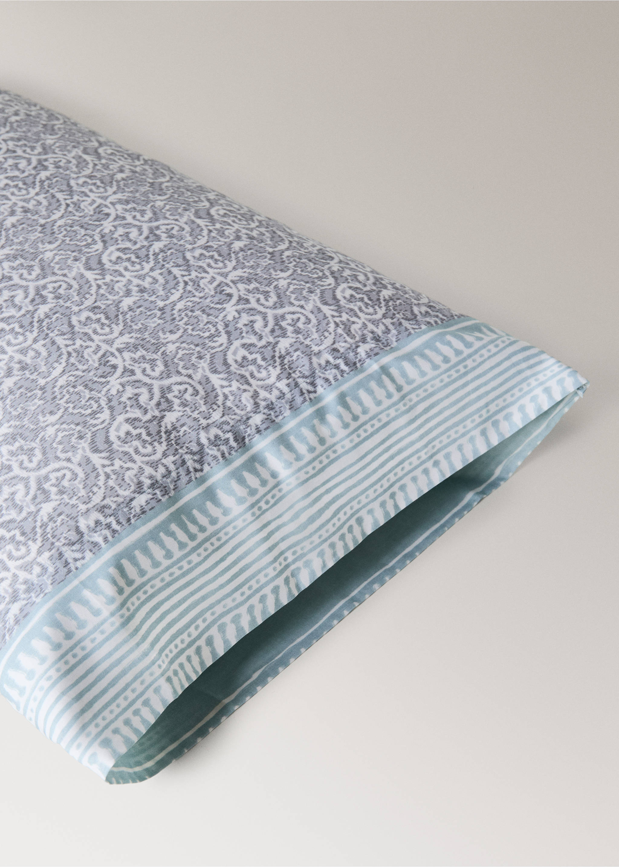 Kussensloop van perkal met bloemenmotief en decoratieve rand met strepen 45x110 cm - Detail van het artikel 2, Licht/Pastelgrijs. Ref: 27012967-00.